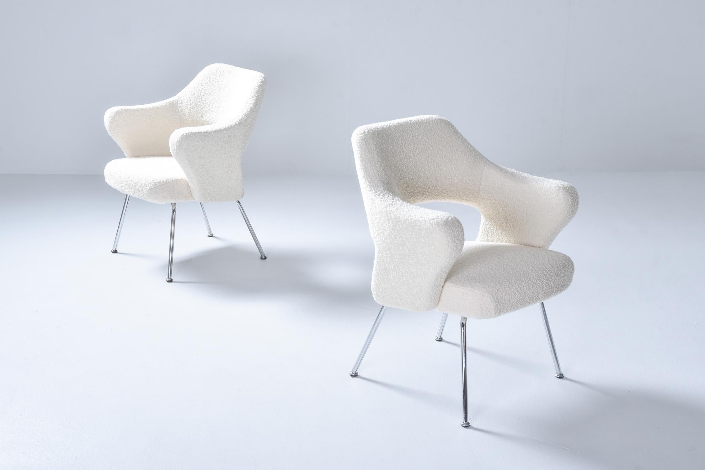Boucle wool armchairs, P16, design Gastone Rinaldi, Rima Padova, 1950.

Postmodern Italian design armchairs by Gastone Rinaldi
His 1950s design pieces are very rare and quite sought after.
Newly upholstered in ivory white bouclé wool.

In