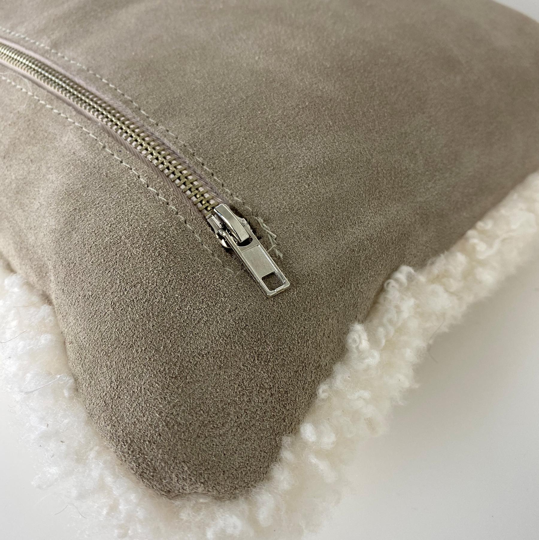 Scandinavo moderno Cuscino in pelle di pecora Boucle Shearling Bone, Australian Made 35*60cm in vendita