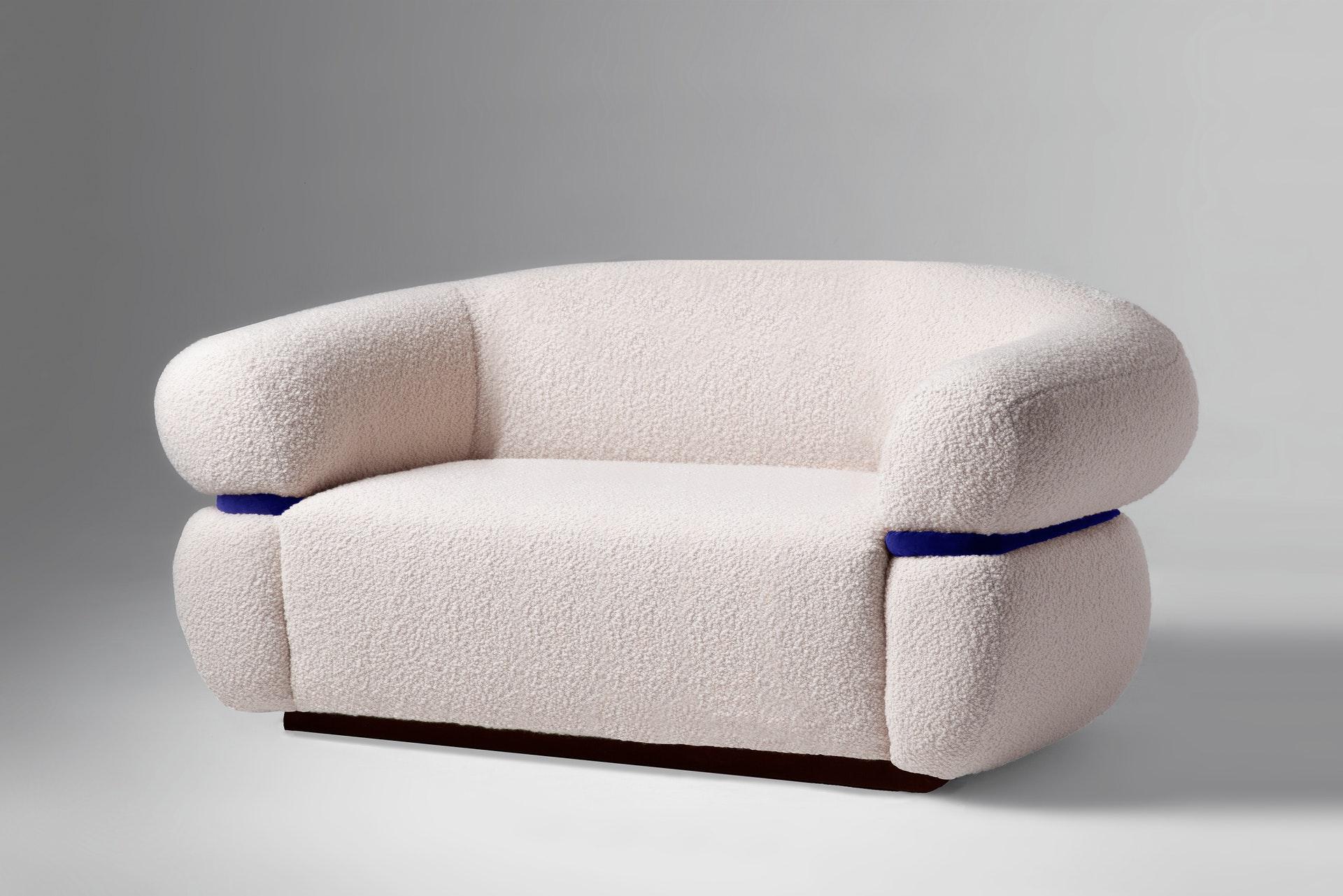  Wie eine warme Umarmung empfängt Sie das Malibu Sofa zum Verweilen und Entspannen. Als gehobene Hommage an das goldene Zeitalter des Midcentury-Designs und der organischen Architektur strahlt er durch seine ungewöhnlichen Proportionen und starken