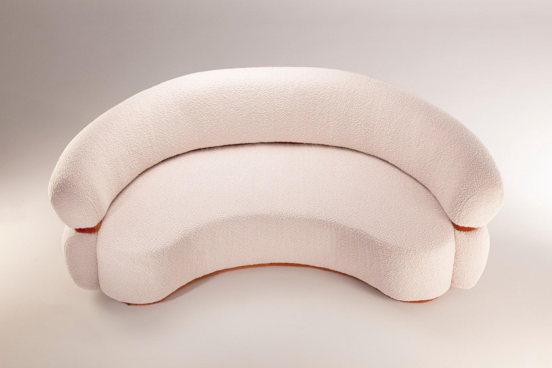 DOOQ Mid-Century Modern Off-White Bouclé Malibu Rundes Sofa, Baumwollsamt, w=200 (Portugiesisch) im Angebot