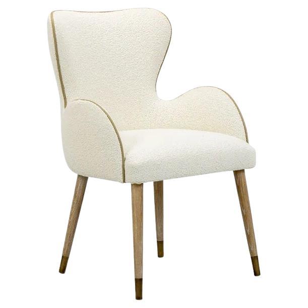 Cette chaise luxueuse et fantaisiste est une belle fusion de design sophistiqué et d'art délicat. Il est doté d'une assise généreusement rembourrée pour un confort supérieur, qui peut être personnalisée dans une variété de tissus. La chaise est