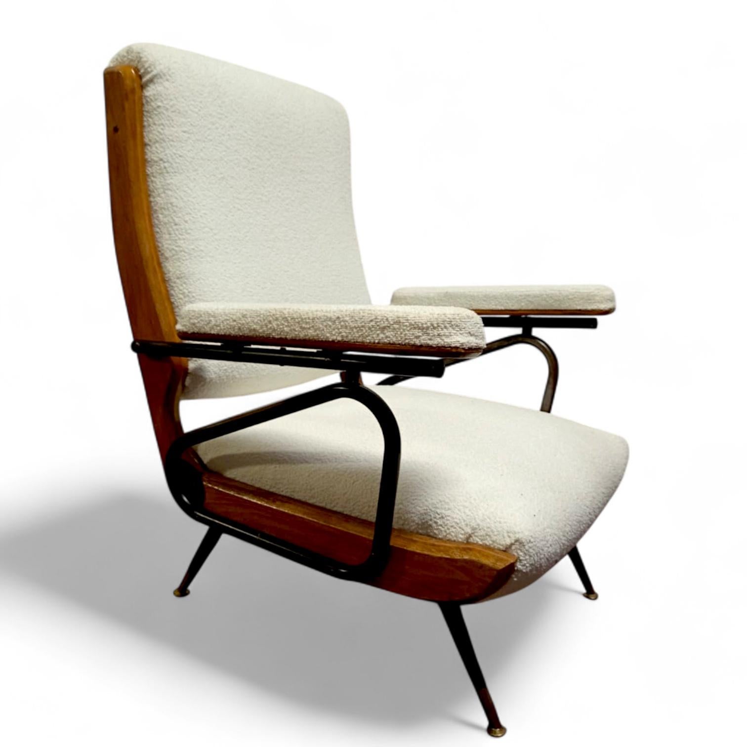 Liegesessel aus Bouclé, Holz und Metall, Italien, CIRCA 1970 (Moderne der Mitte des Jahrhunderts) im Angebot