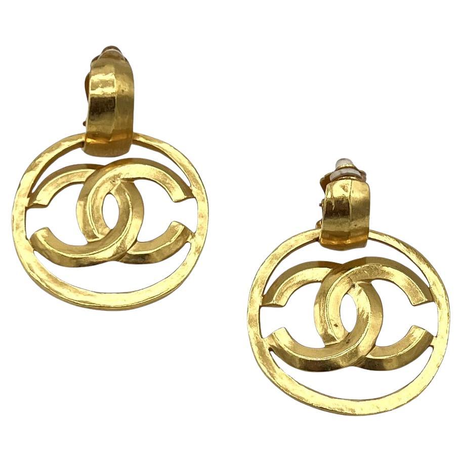 CHANEL Boucles d'oreilles CC Clip On doré