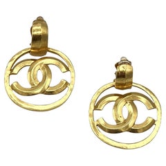 Boucles d'oreilles CHANEL CC Clip On métal doré