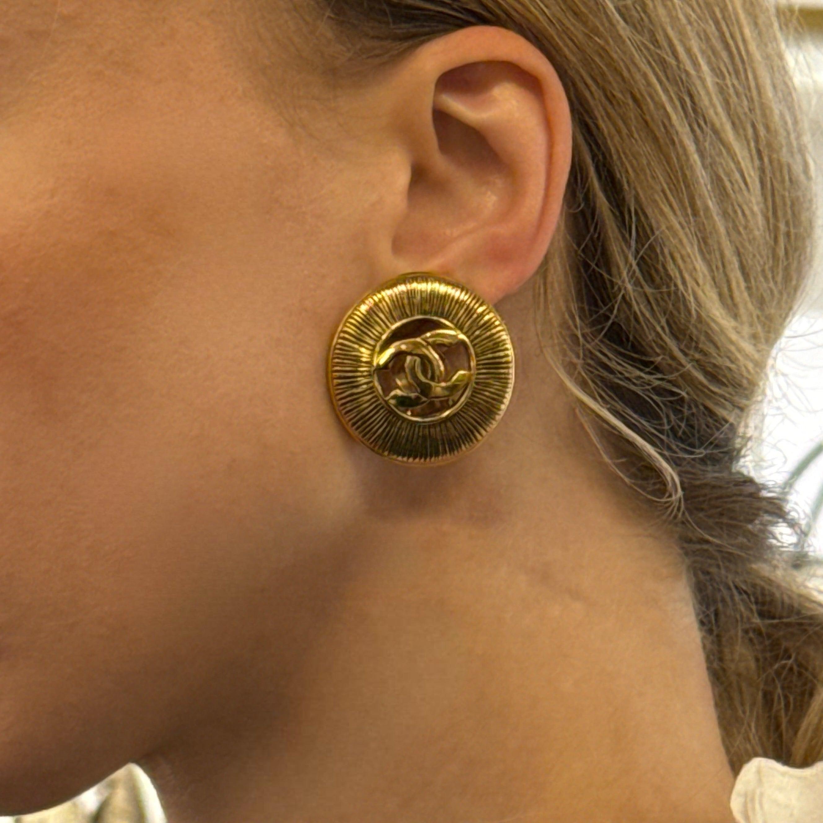 CHANEL Boucles d'oreilles CC Clip On doré