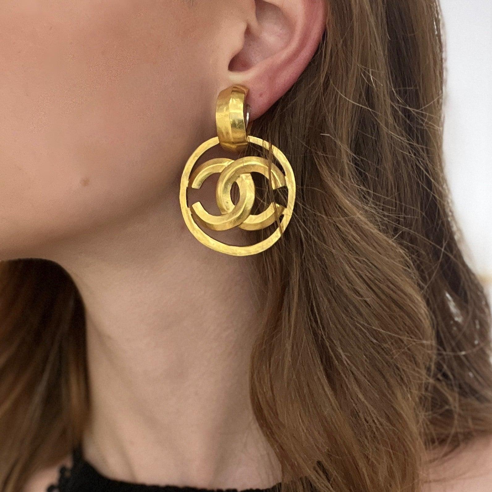 Boucles d'oreilles CHANEL CC Clip On métal doré In Excellent Condition For Sale In SAINT-OUEN-SUR-SEINE, FR