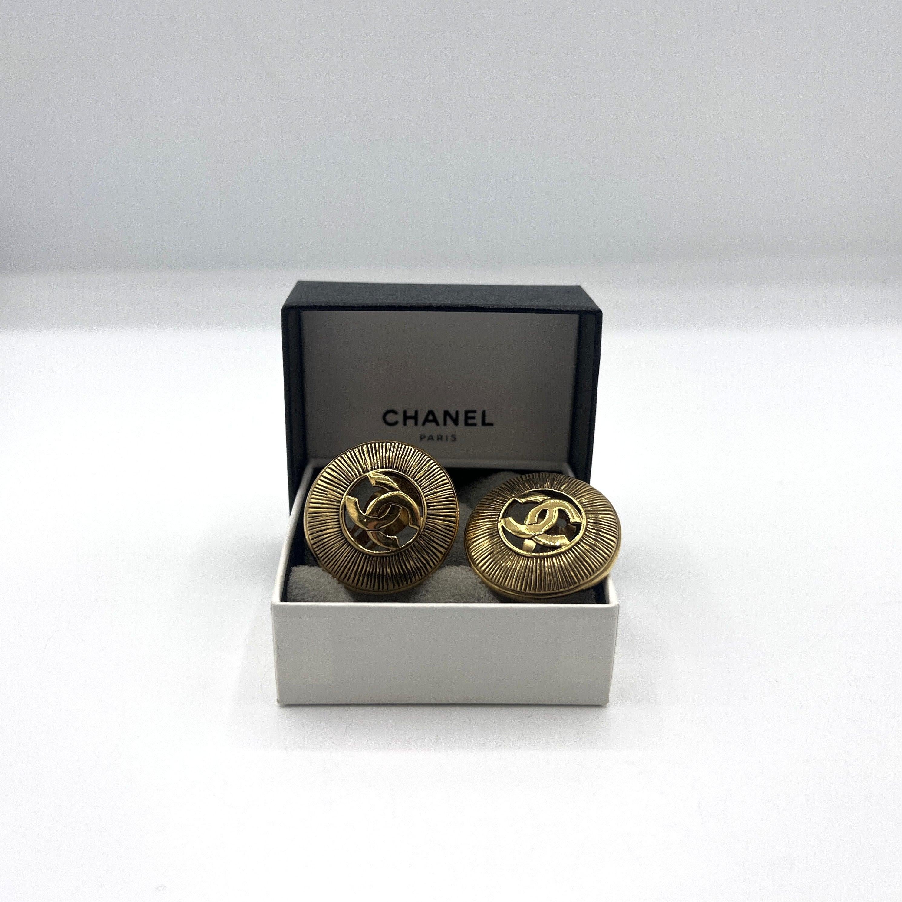 Boucles d'oreilles CHANEL CC Clip On métal doré In condizioni ottime in vendita a SAINT-OUEN-SUR-SEINE, FR