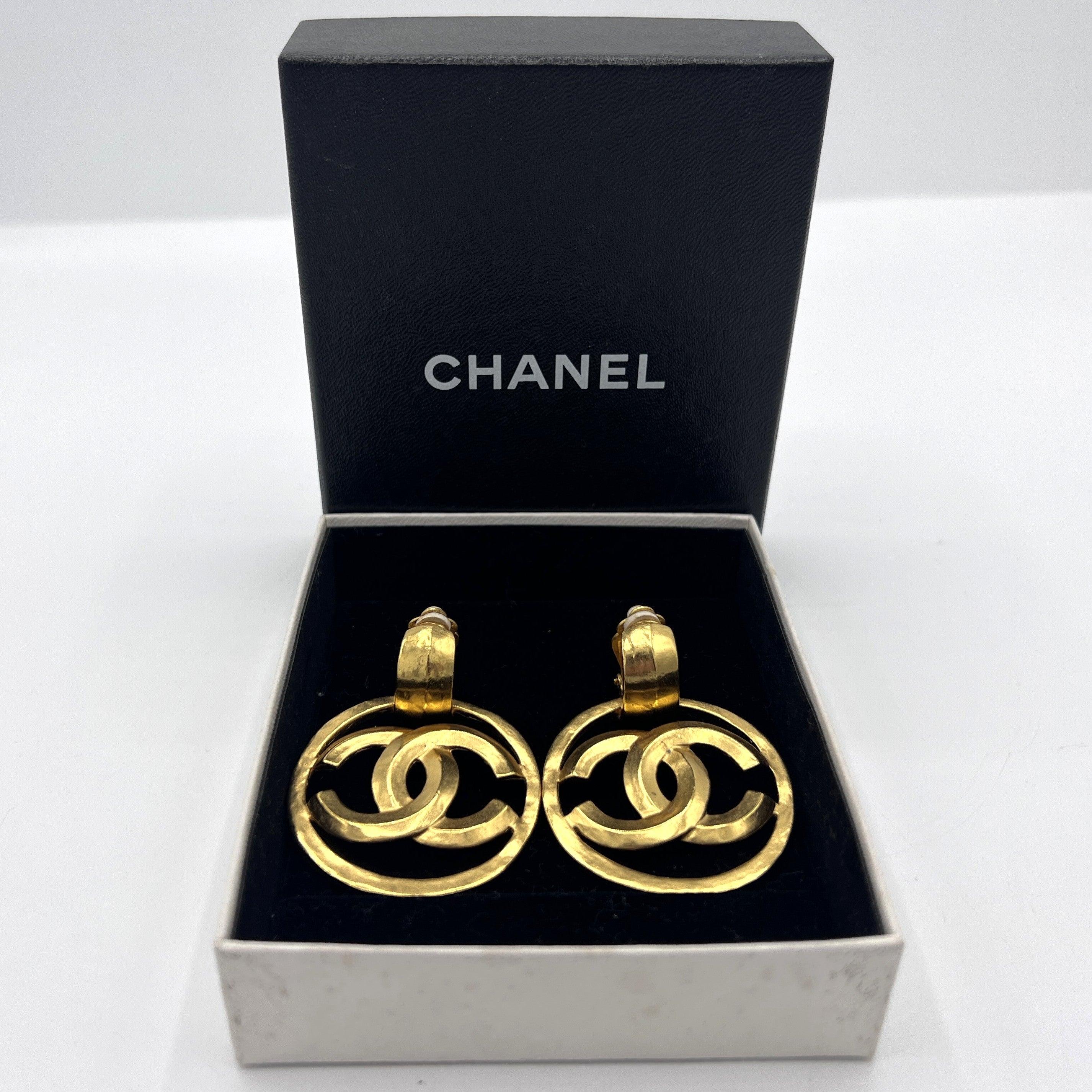 Women's Boucles d'oreilles CHANEL CC Clip On métal doré For Sale