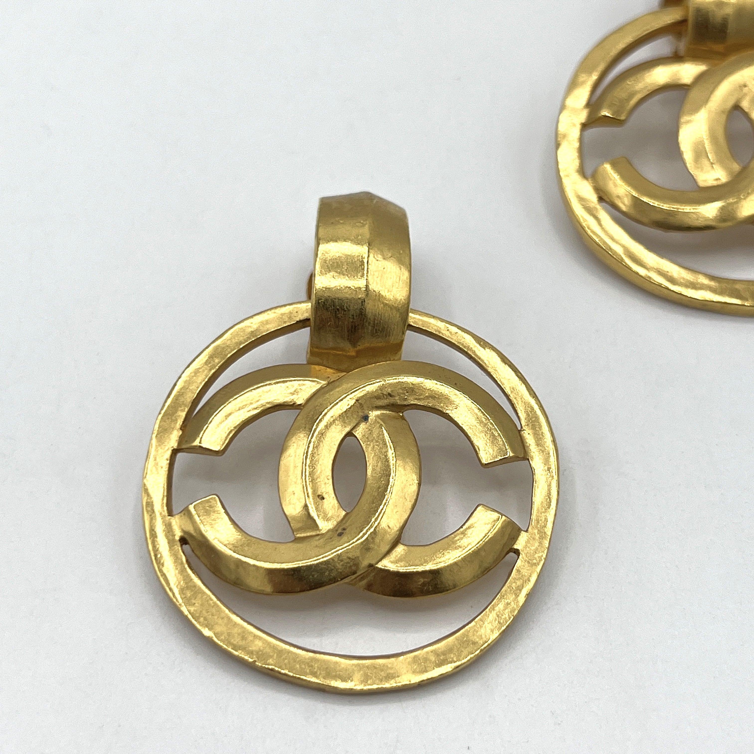 Boucles d'oreilles CHANEL CC Clip On métal doré For Sale 1