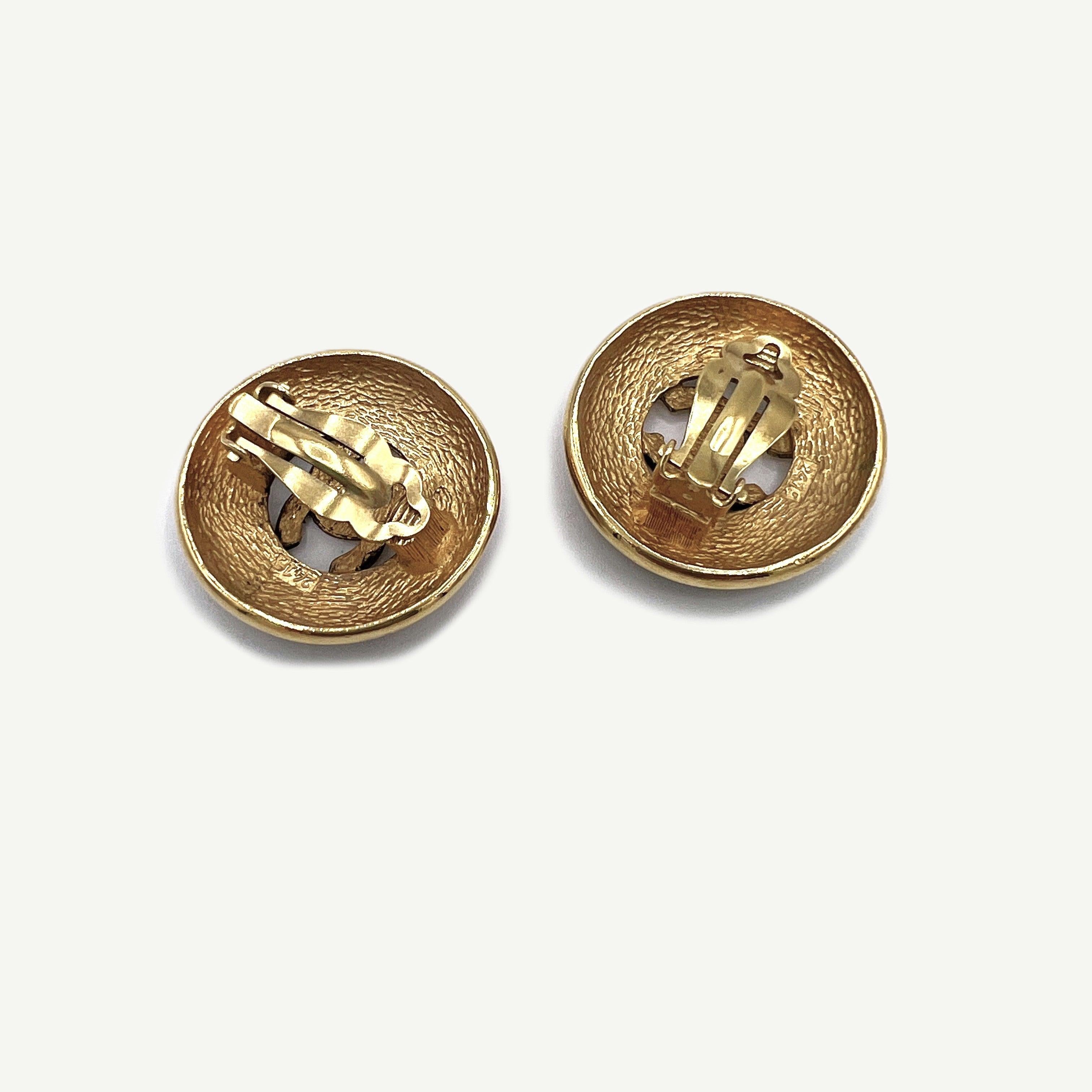 Boucles d'oreilles CHANEL CC Clip On métal doré in vendita 1