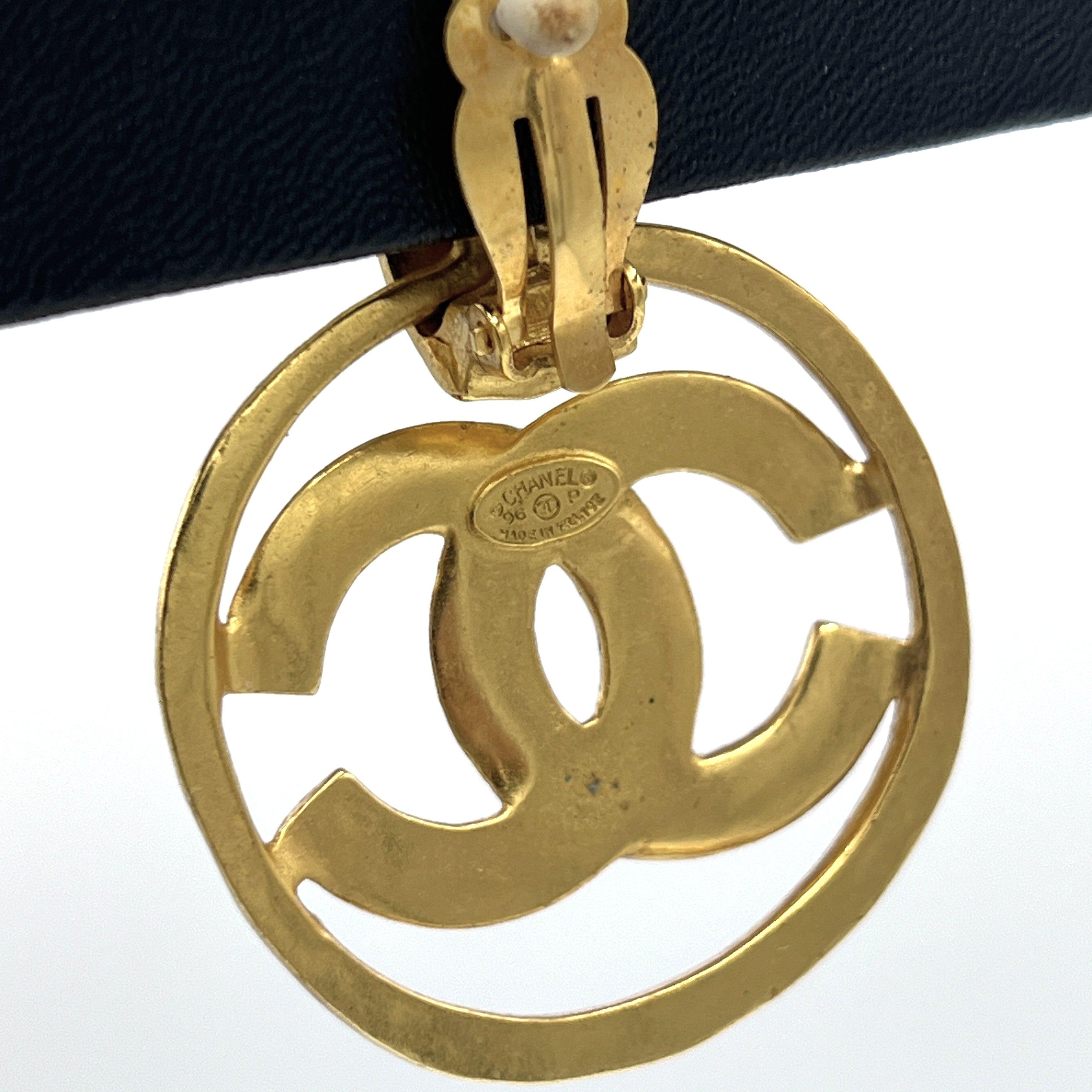 Boucles d'oreilles CHANEL CC Clip On métal doré For Sale 2