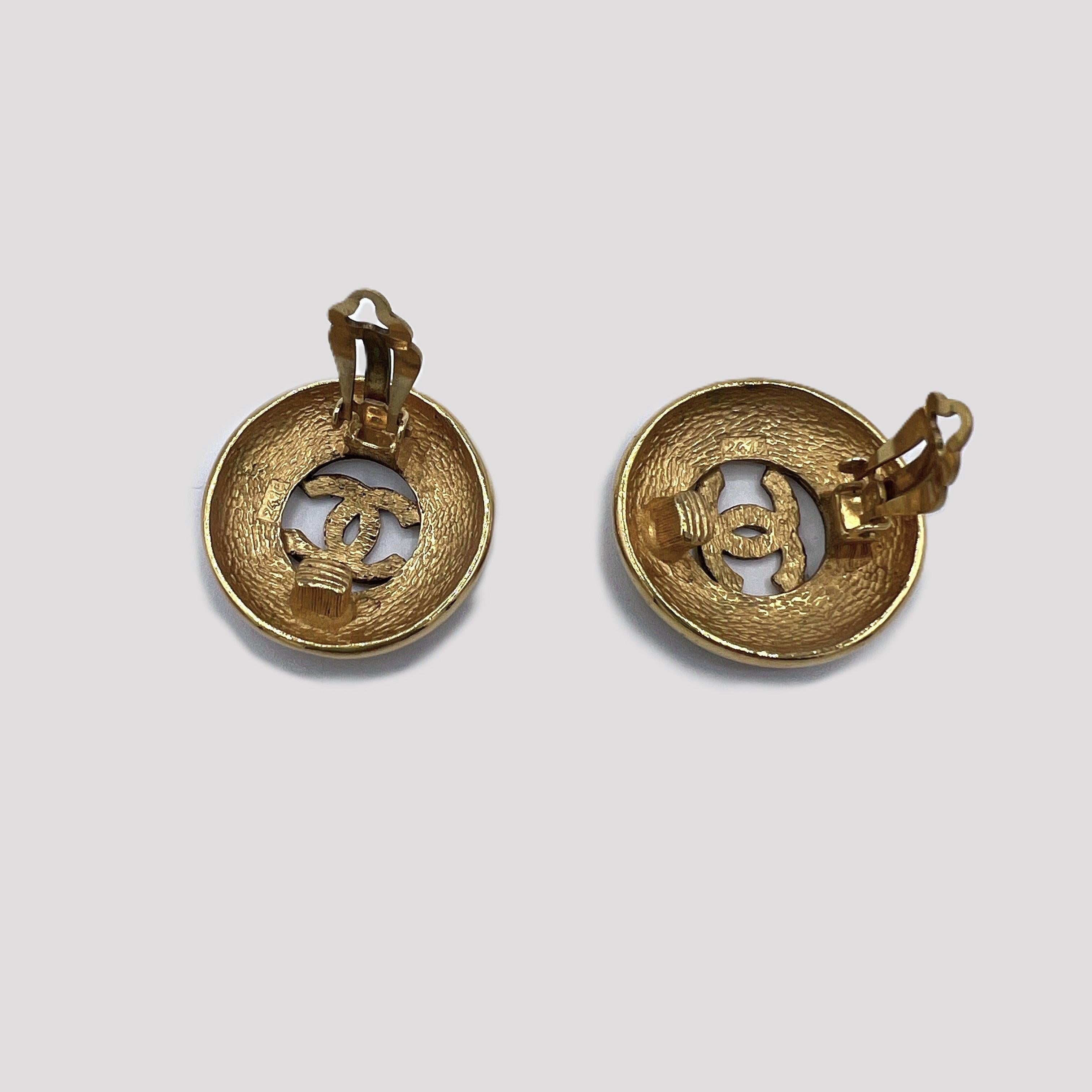 Boucles d'oreilles CHANEL CC Clip On métal doré in vendita 2