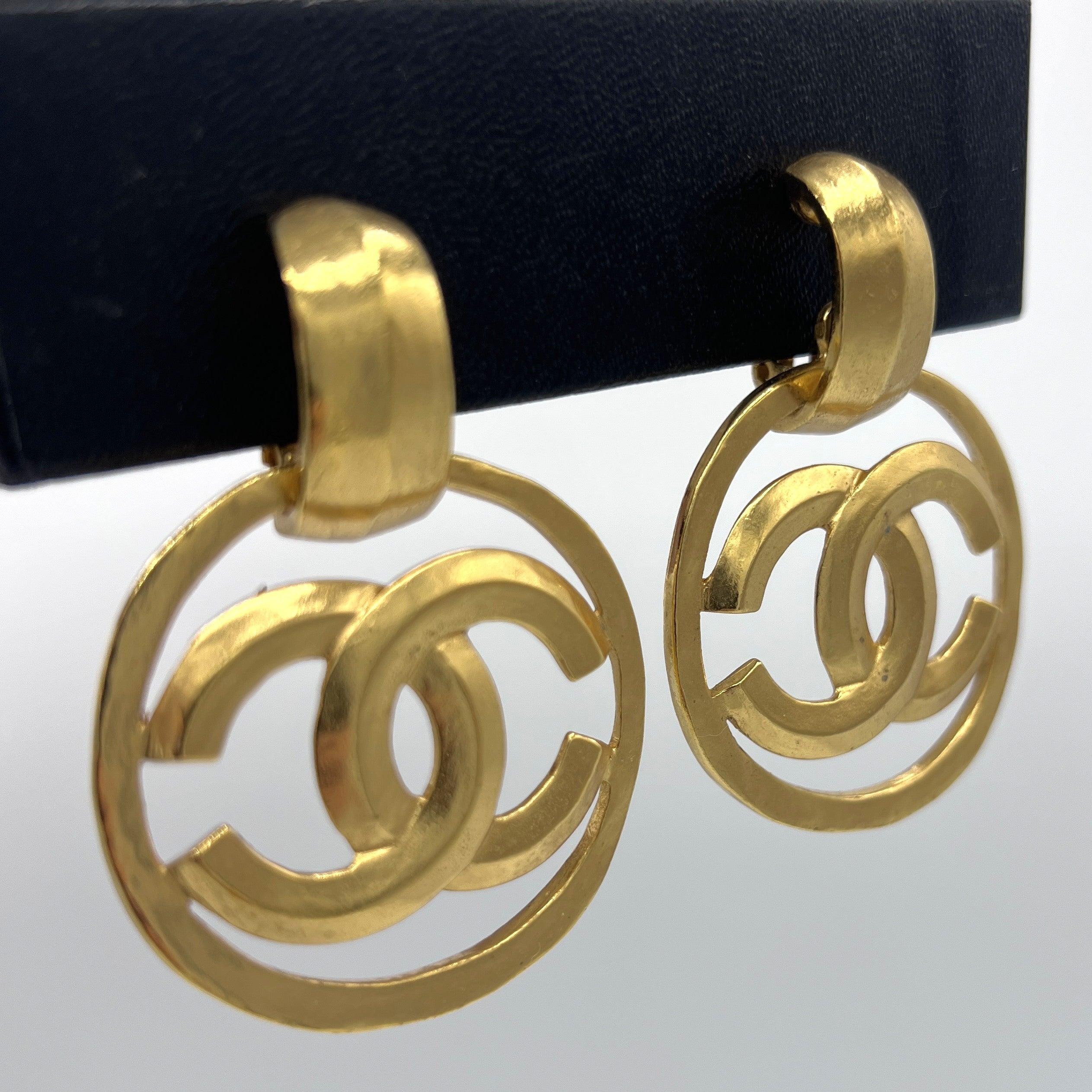 Boucles d'oreilles CHANEL CC Clip On métal doré For Sale 3