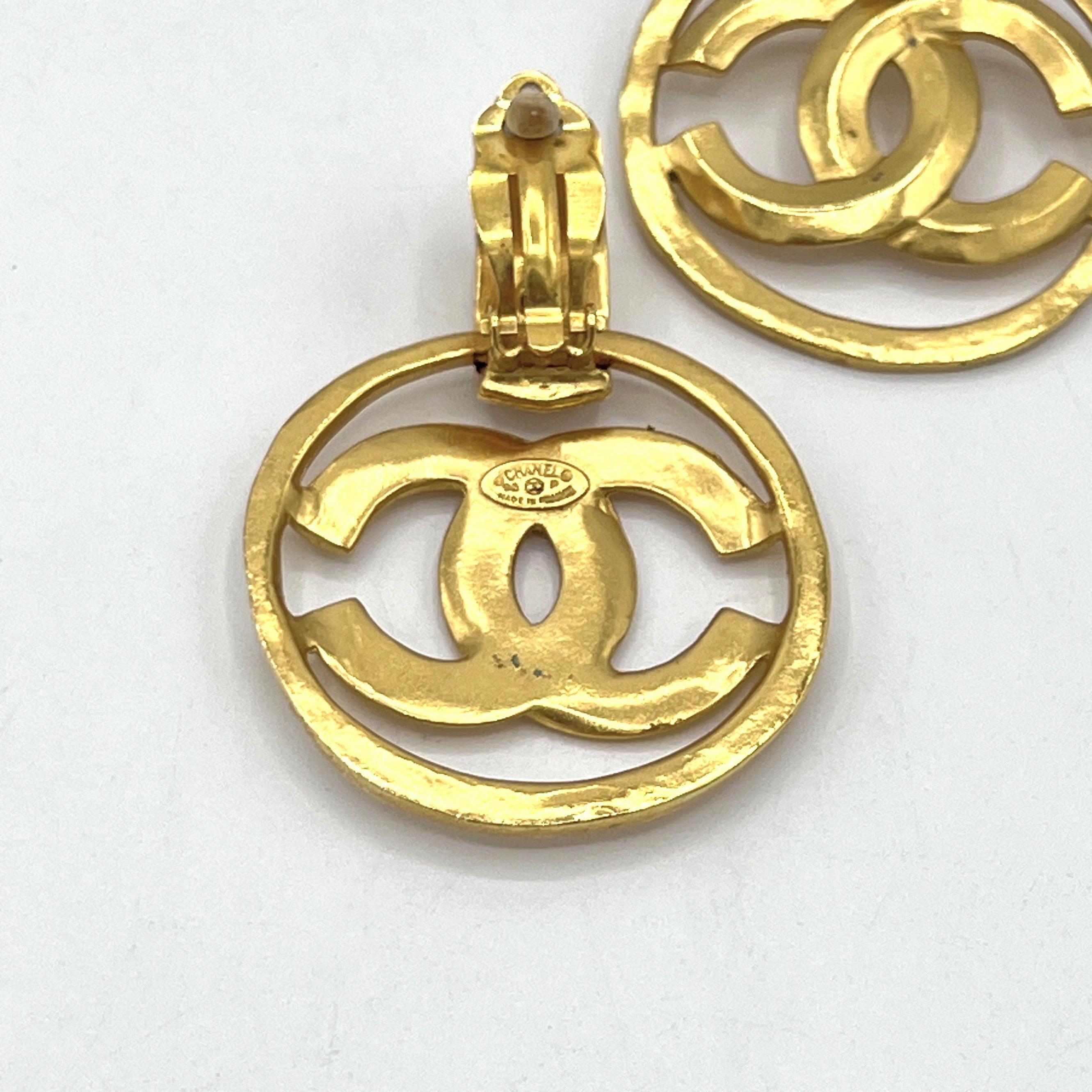 Boucles d'oreilles CHANEL CC Clip On métal doré For Sale 4