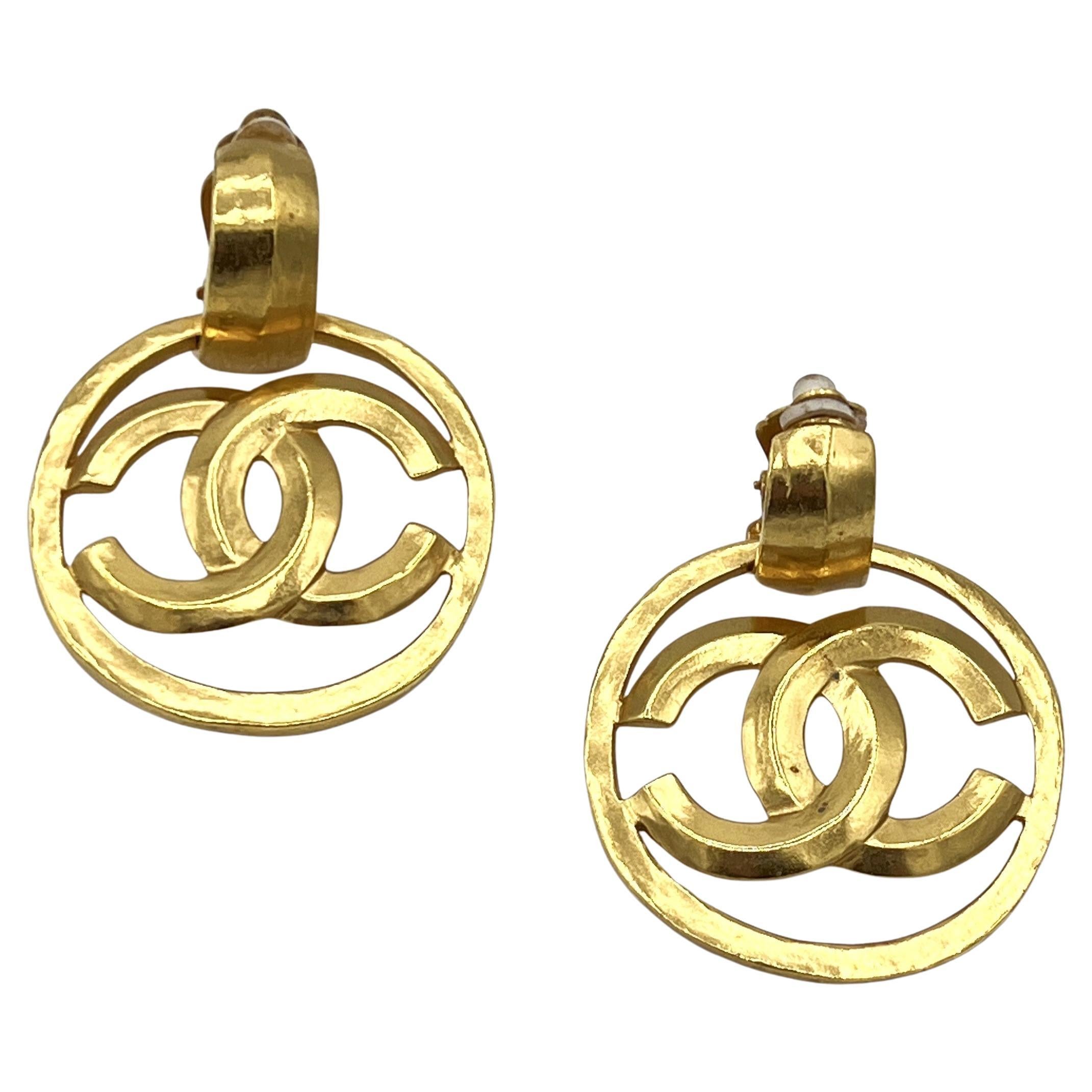 Boucles d
oreilles CHANEL CC Clip On métal doré