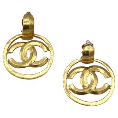 Boucles d
oreilles CHANEL CC Clip On métal doré