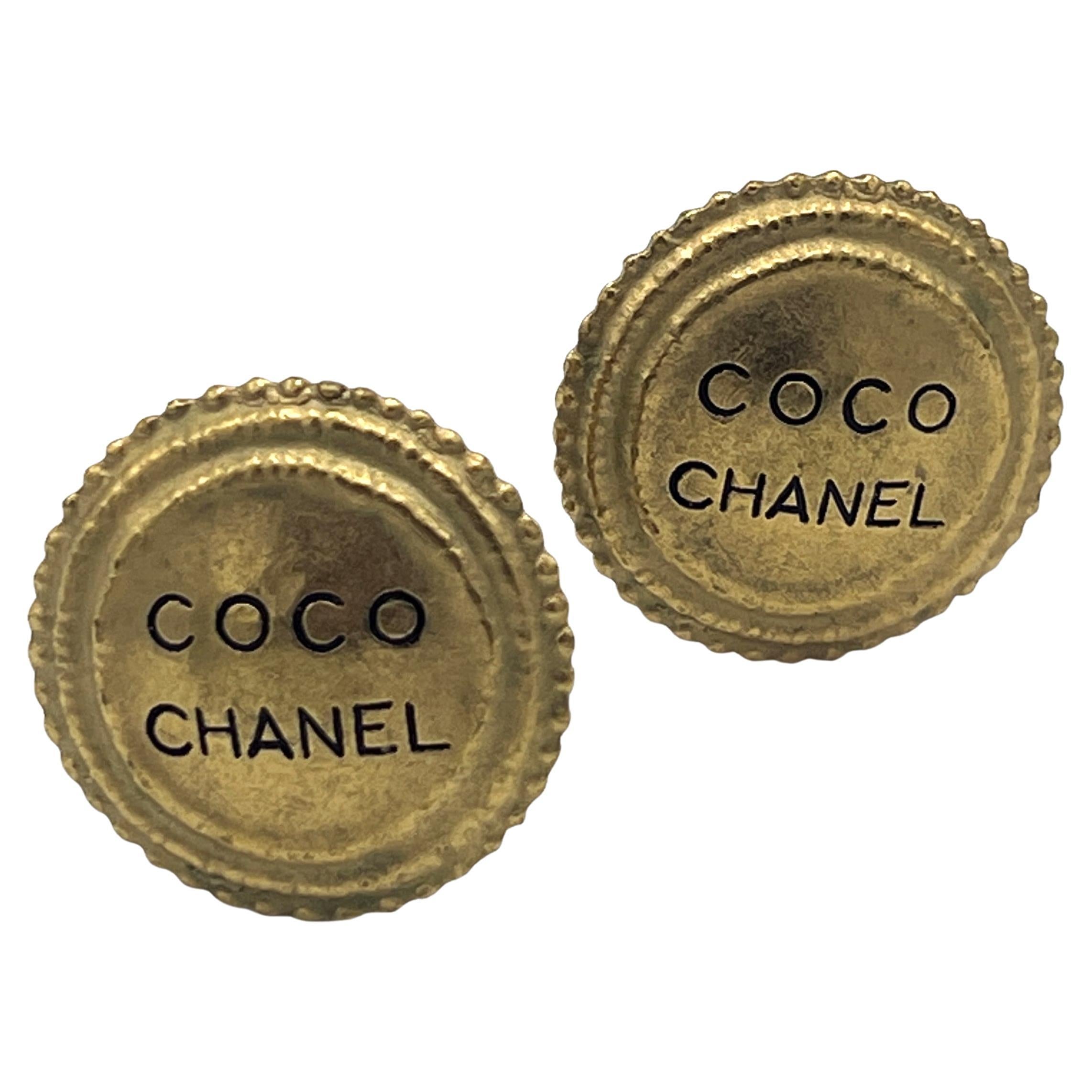 Boucles d
oreilles CHANEL Coco Médaillon Clip On métal doré 1994 For Sale