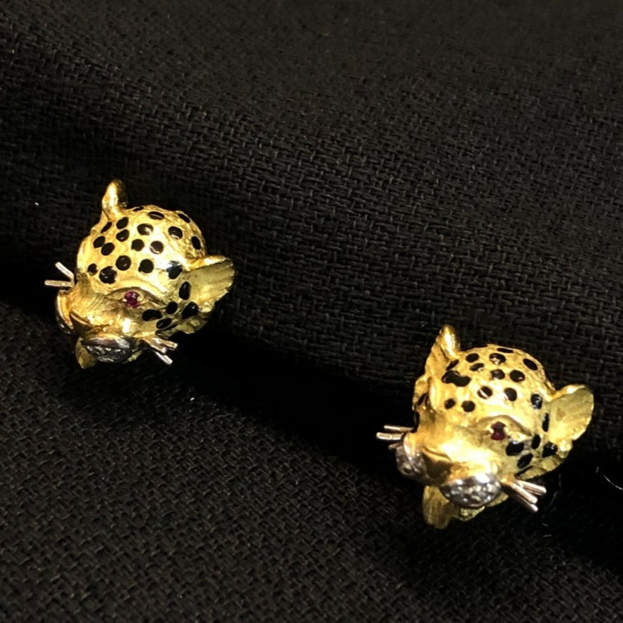 Découvrez l'élégance avec les boucles d'oreilles clip Léopards. Confectionnées en or jaune 18 carats elles sont ornées de diamants et rubis vibrants, ces magnifiques créations captivent par leur allure.

Parfaites pour ajouter une touche de