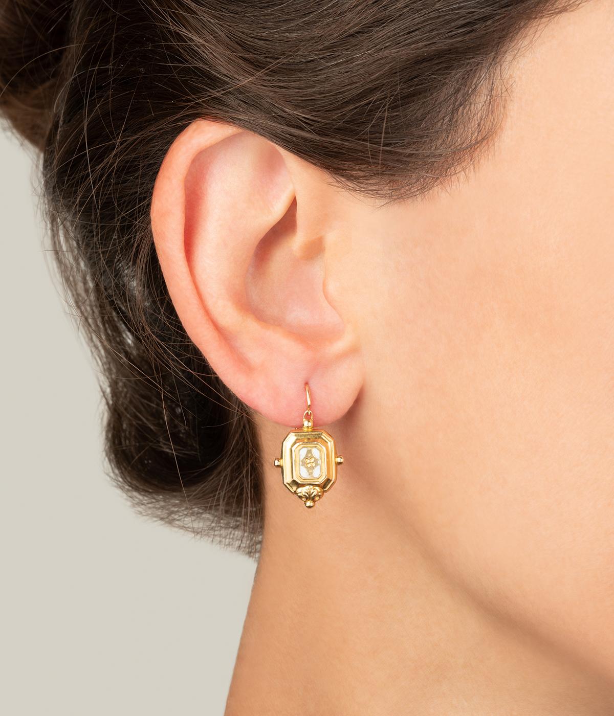 Boucles d'oreilles anciennes en or 18 carats (750 millièmes) de la fin du 19ème siècle. Di forma rettangolare, sono caratterizzate da un colore bianco. 

Poids total du bijou : 1,71 g environ.
Hauteur 2,4 x Largeur 1,3 cm.
Soudure alla base di una