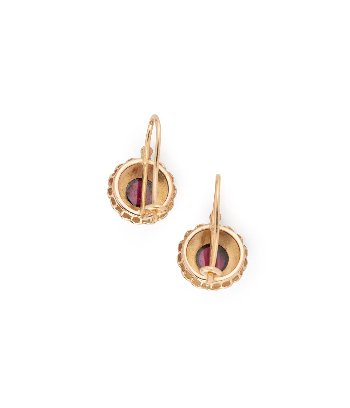 Boucles d'oreilles dormeuses de la fin du 19ème siècle en or, grenat et perles In condizioni buone in vendita a PARIS, FR