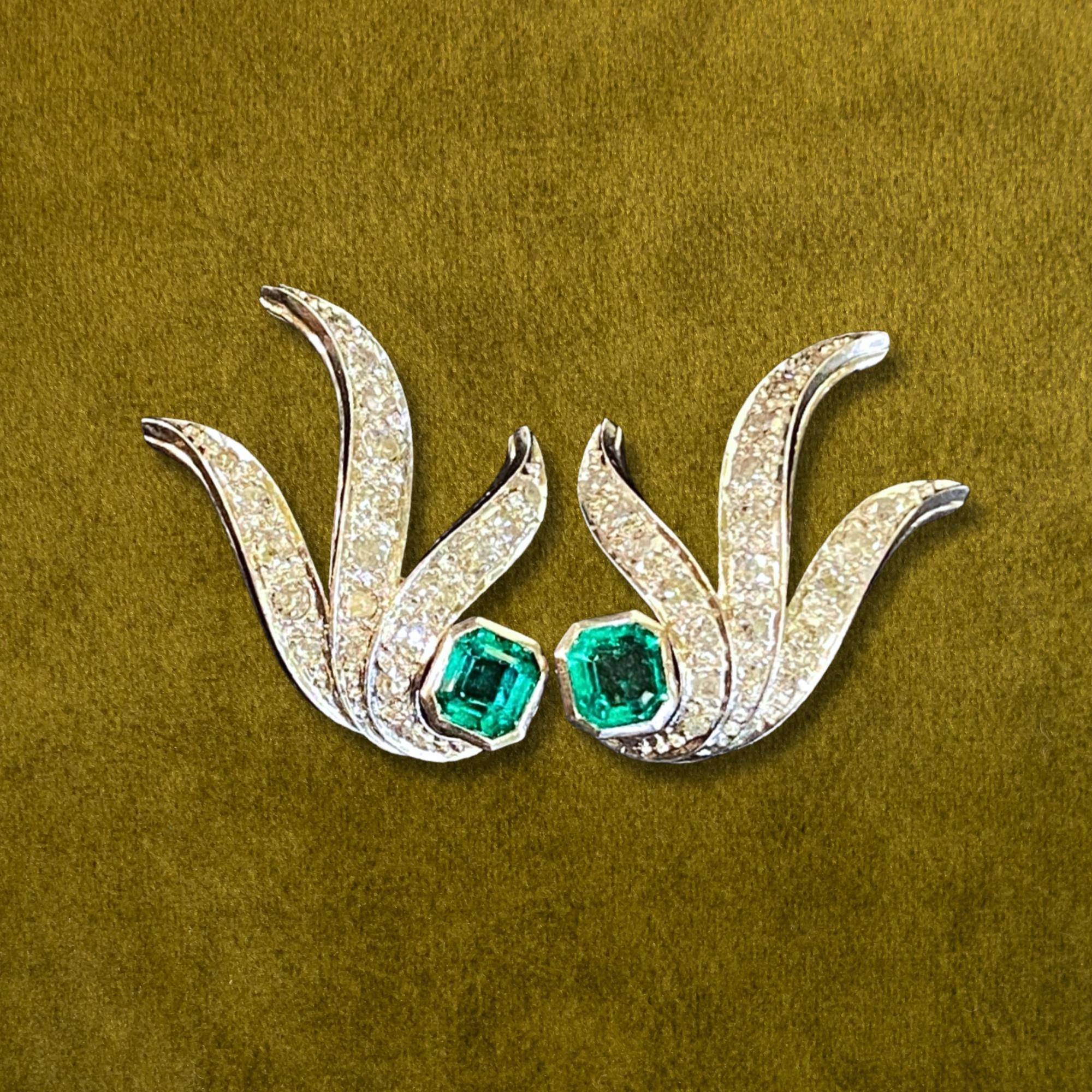 Women's or Men's Boucles d’oreilles duo de platine or blanc 18 carats, émeraudes et diamants For Sale
