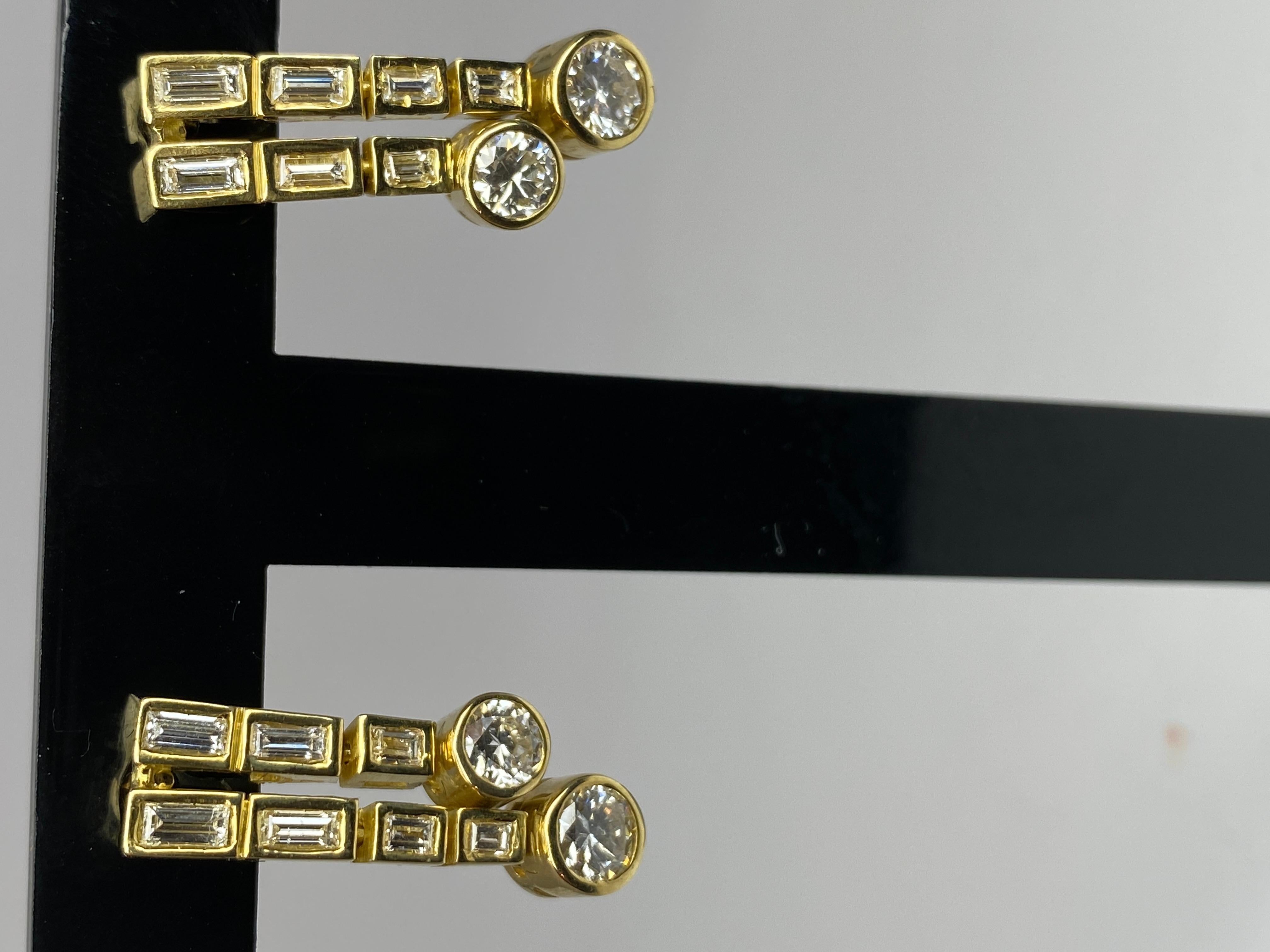 Boucles D’oreilles En or 18 Carats En Diamants Baguettes Et Diamants Ronds For Sale 4