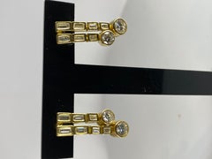 Boucles d'oreilles en or 18 carats en diamants baguettes et diamants ronds