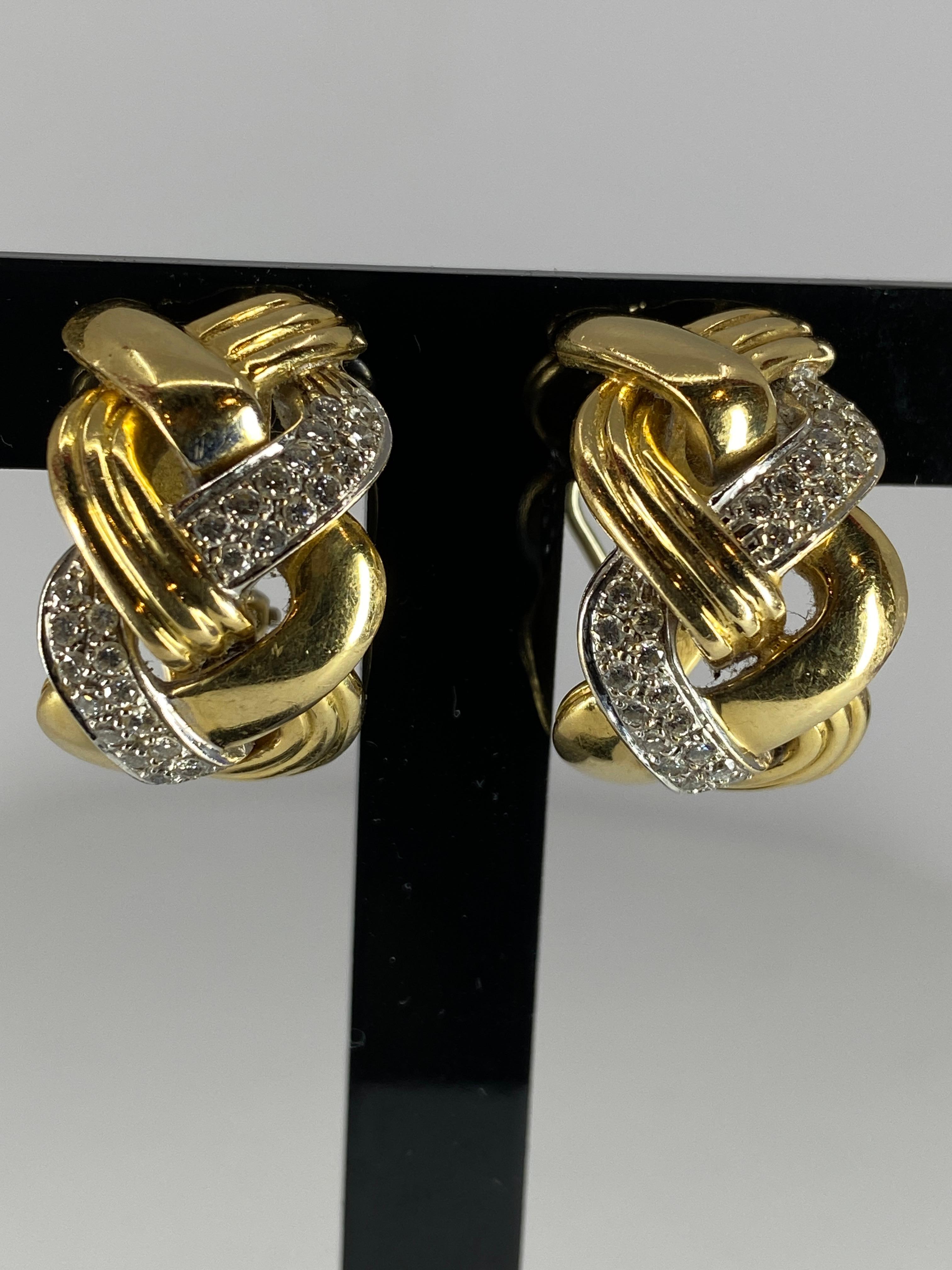 Très élégante paire de boucles d’oreilles en or 18 carats à décor de tresses en or lisse, en or strié et en or serti de diamants ( poids des diamants 0.60 carat environ ). Elles sont signées de la maison REPOSSI et sont munies d’un système à clip.