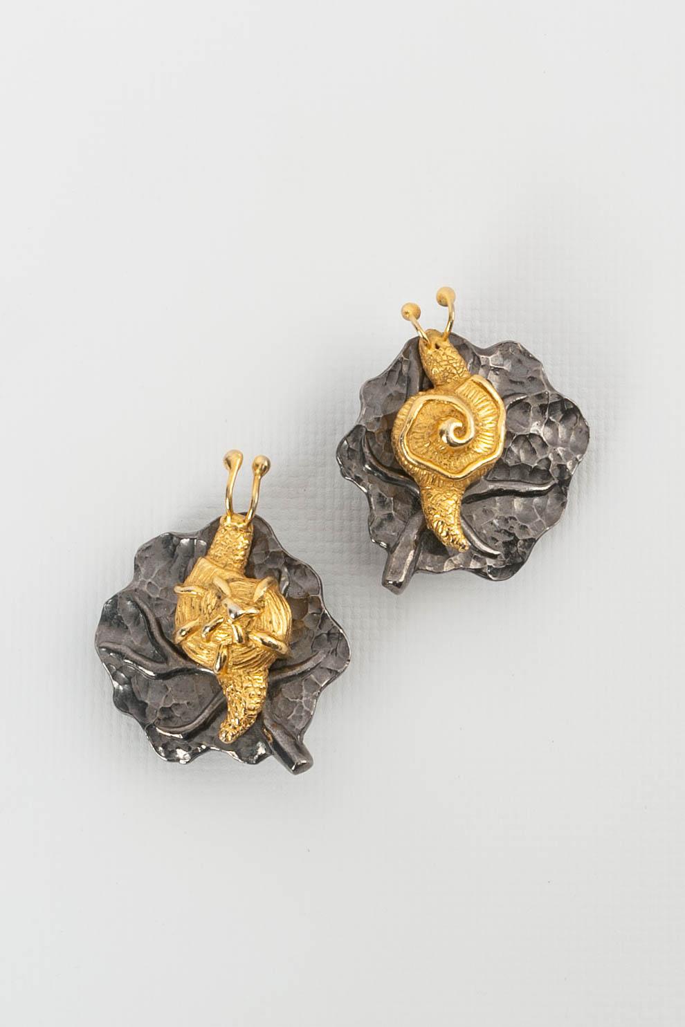 Lorenz - Orecchini a clip in metallo argentato decorati con una lumaca in metallo dorato.

Condizioni:
Ottime condizioni
Misure:
Altezza: 4,5 cm (1,77