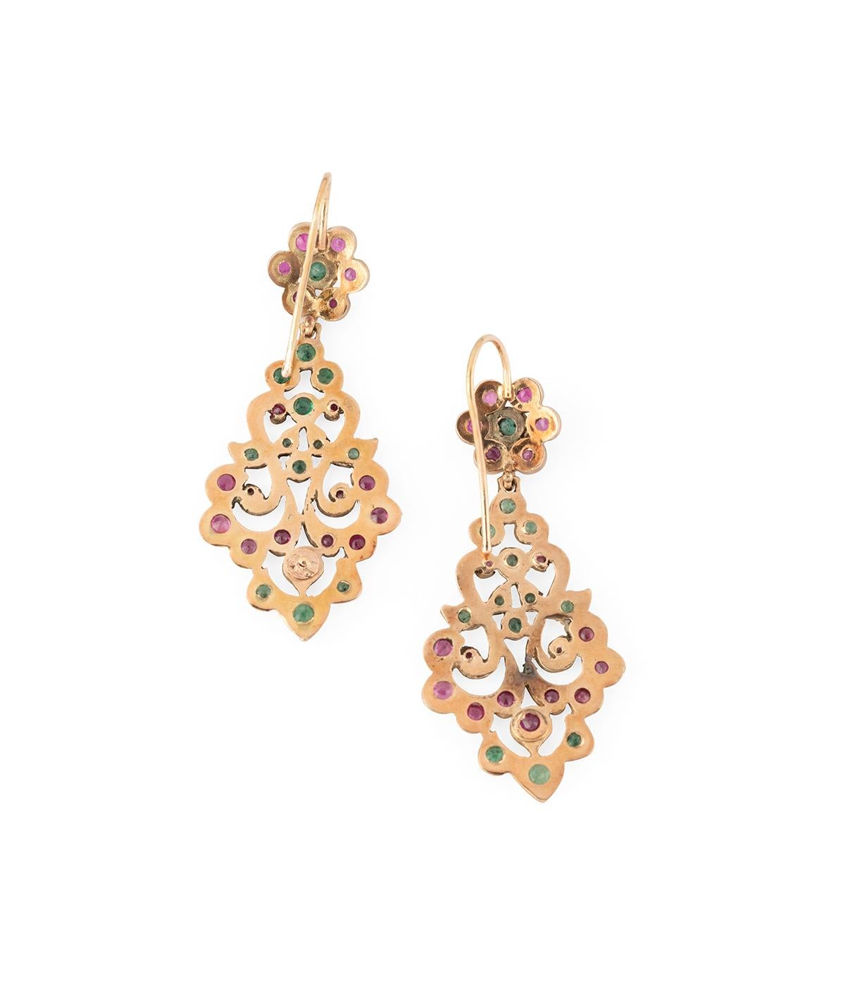 Contemporary Boucles d'oreilles pendantes vintage en rubis et émeraudes