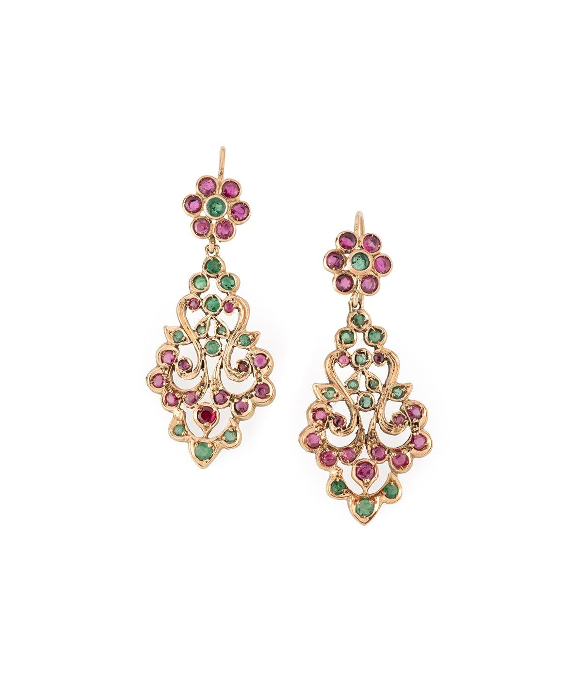 Boucles d'oreilles pendantes vintage en rubis et émeraudes In Good Condition In PARIS, FR