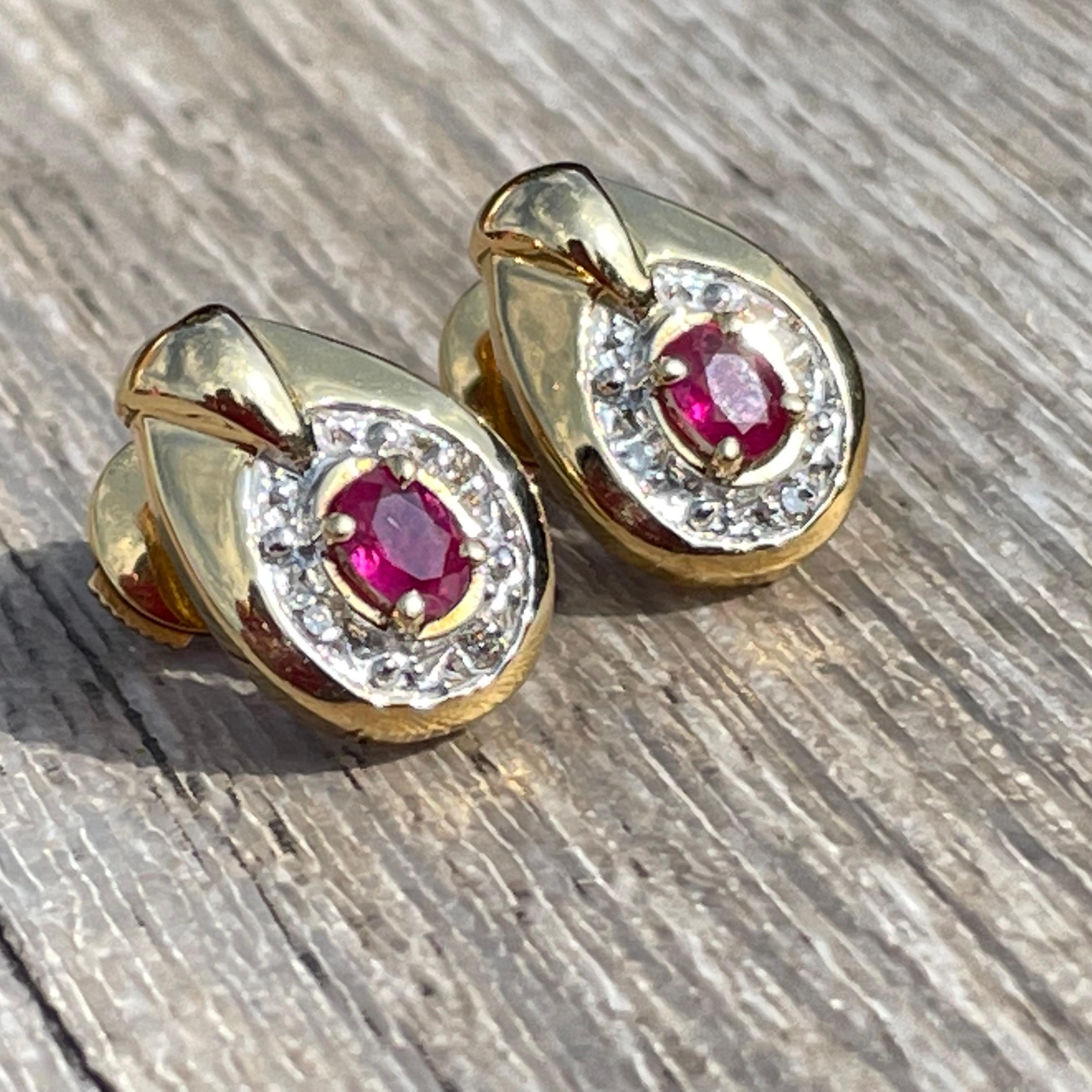 Les boucles d'oreilles rubis diamants en or 18 carats sont un choix élégant et intemporel pour compléter votre look. Fabriquées avec soin et attention aux détails, ces boucles d'oreilles sont conçues pour apporter une touche de sophistication à