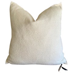Cuscino d'accento in lana francese Bouclette in bianco con inserto in piuma d'oca