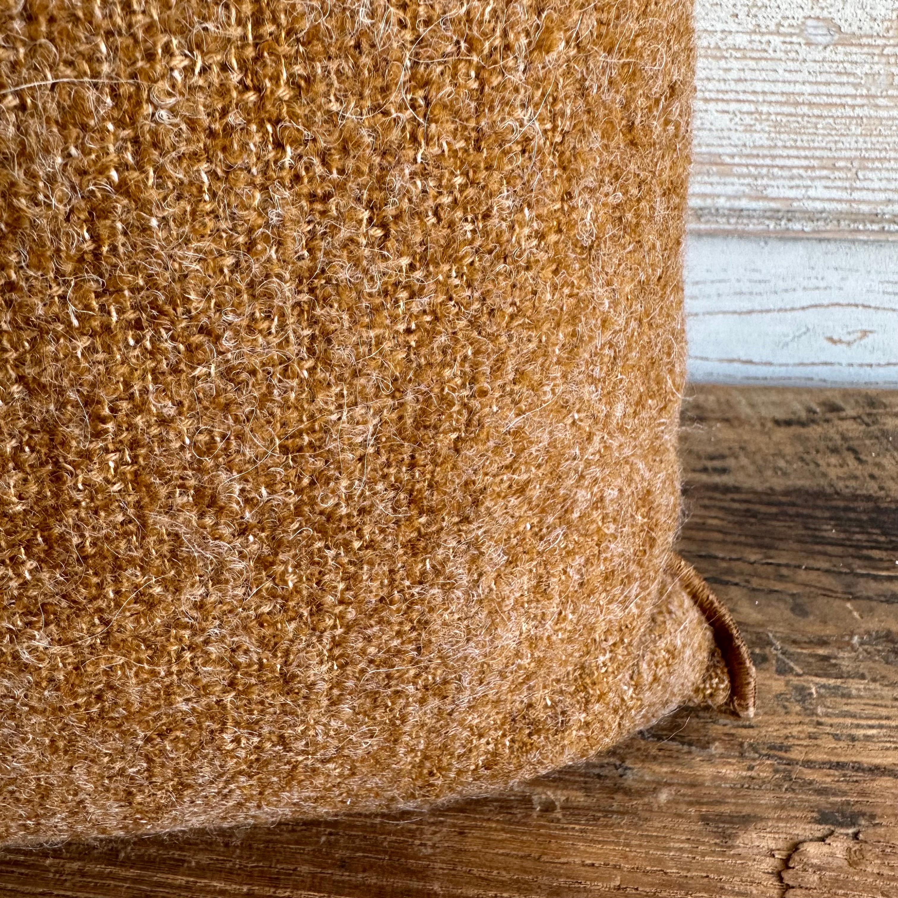 Bouclette French Wool Accent Pillow mit Daunenfederneinsatz im Zustand „Neu“ im Angebot in Brea, CA