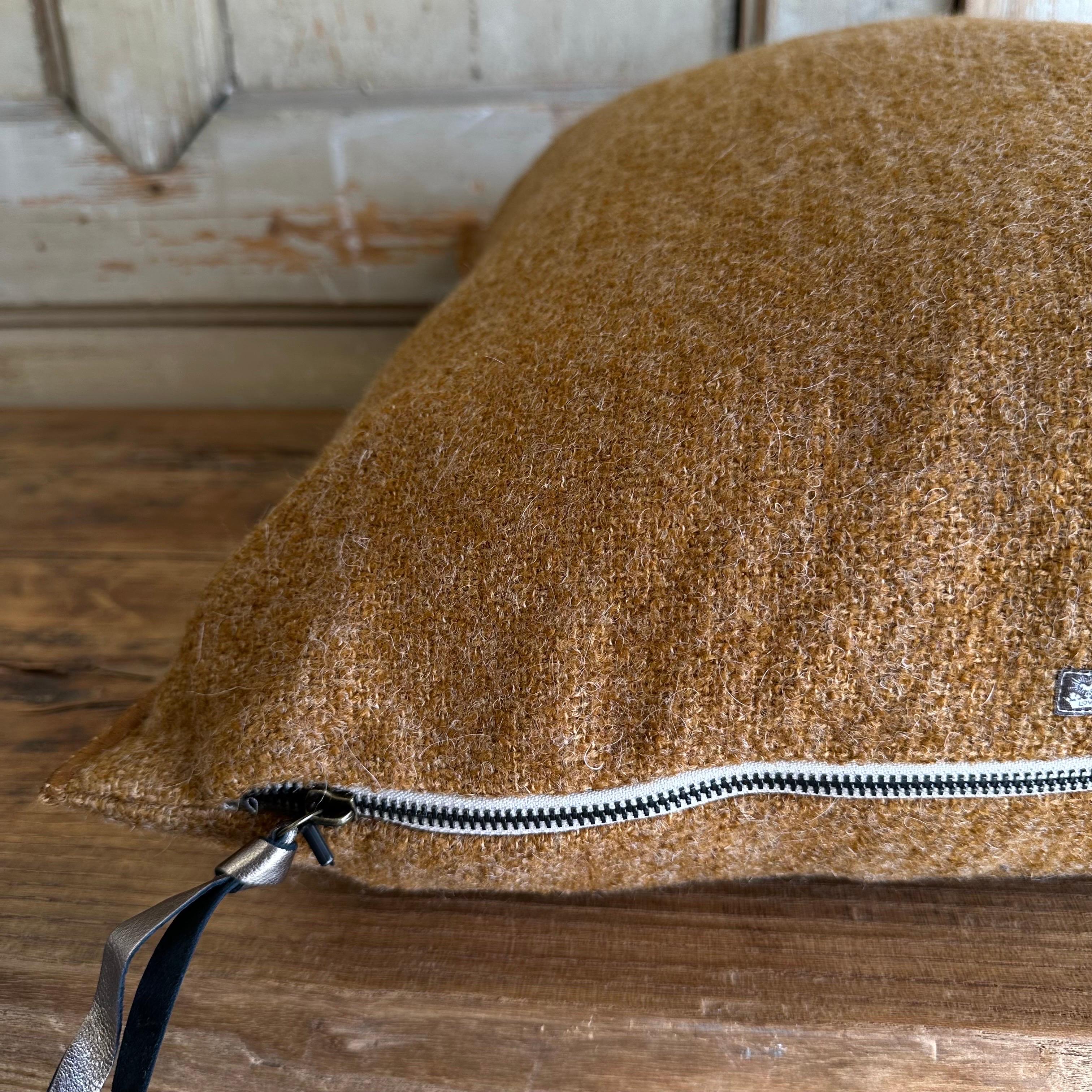 Bouclette French Wool Accent Pillow mit Daunenfederneinsatz (21. Jahrhundert und zeitgenössisch) im Angebot