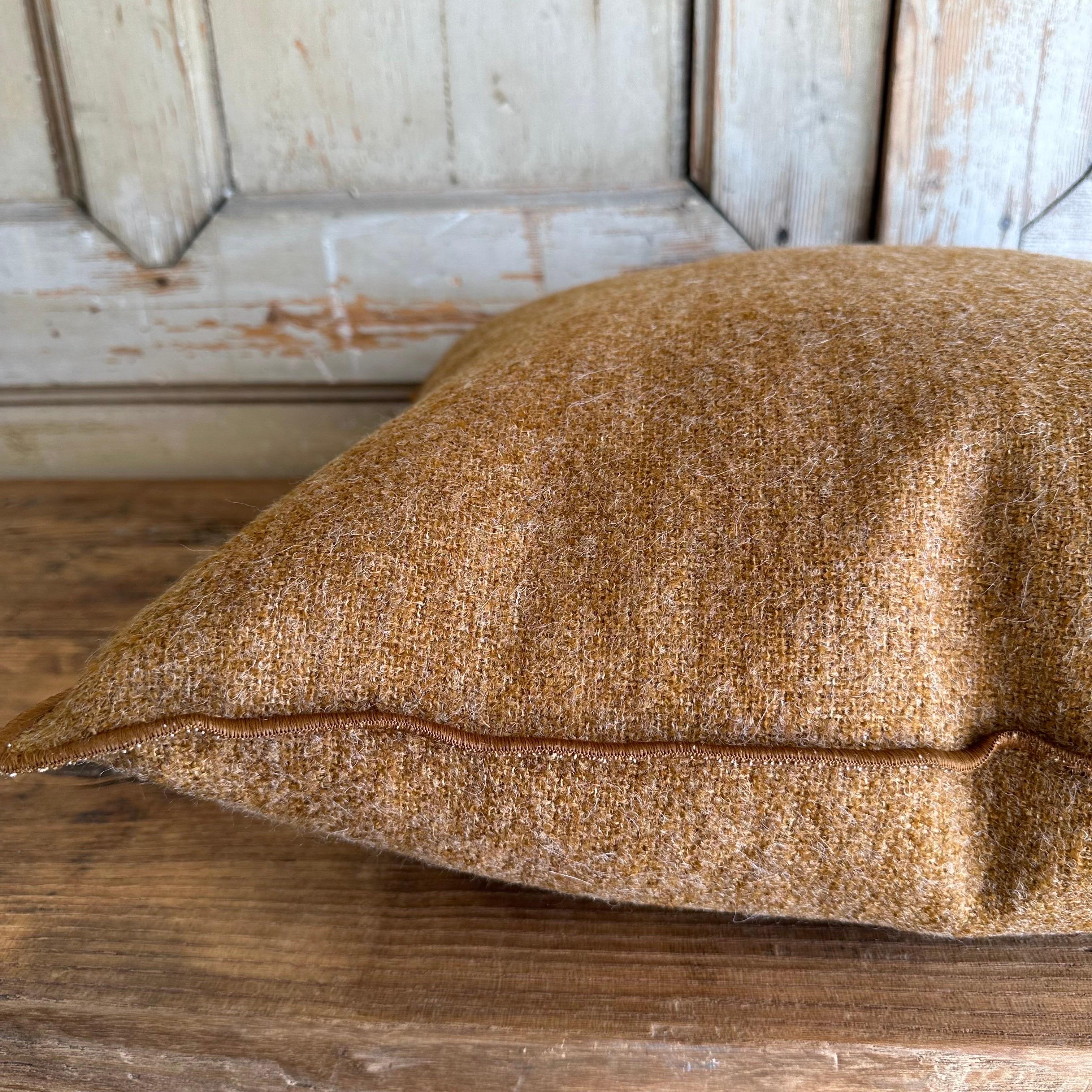 Bouclette French Wool Accent Pillow mit Daunenfederneinsatz (Wolle) im Angebot