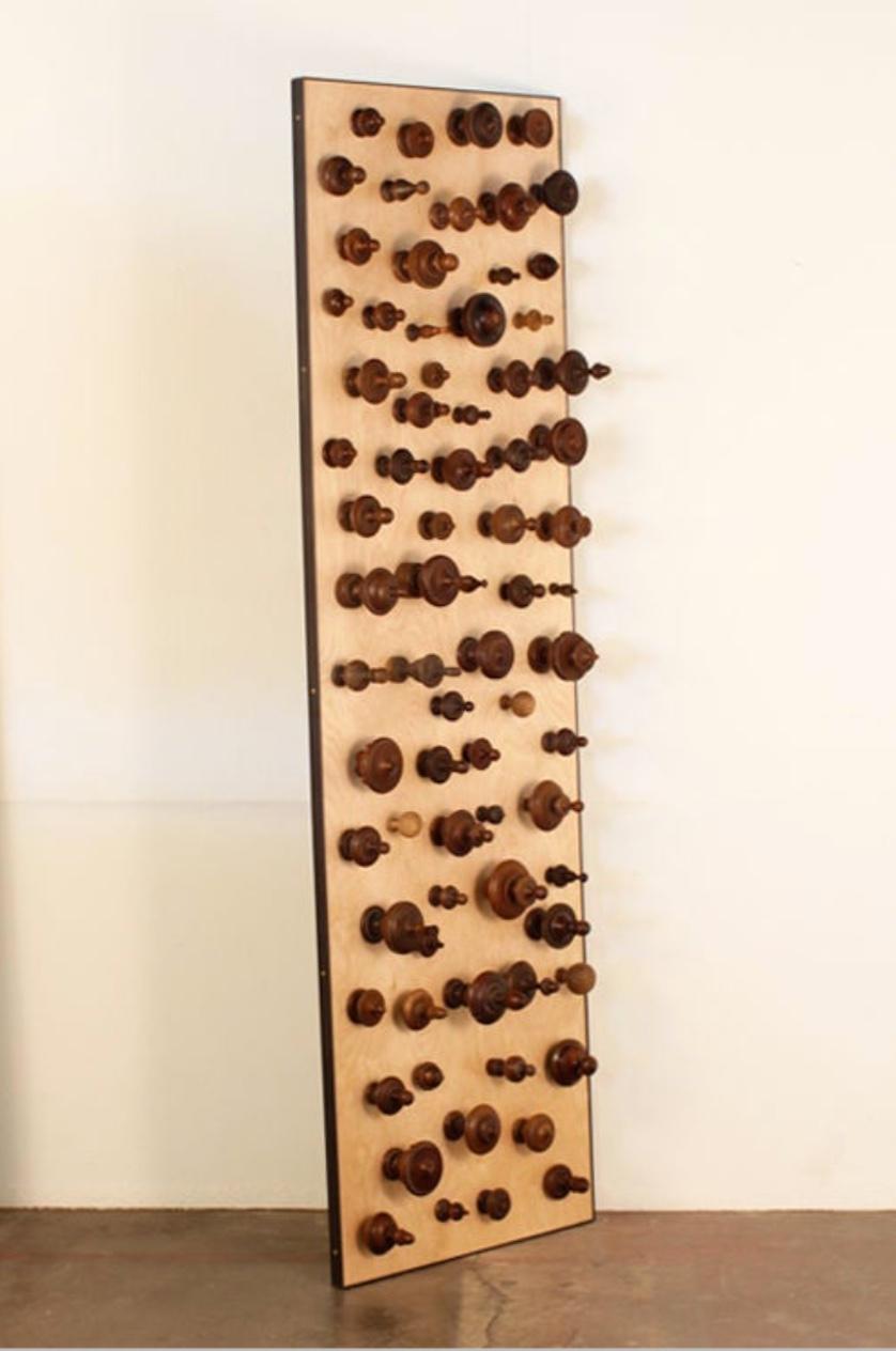 Patiné Paire de panneaux décoratifs en bois tourné 'Boucliers' d'Eric Thévenot en vente