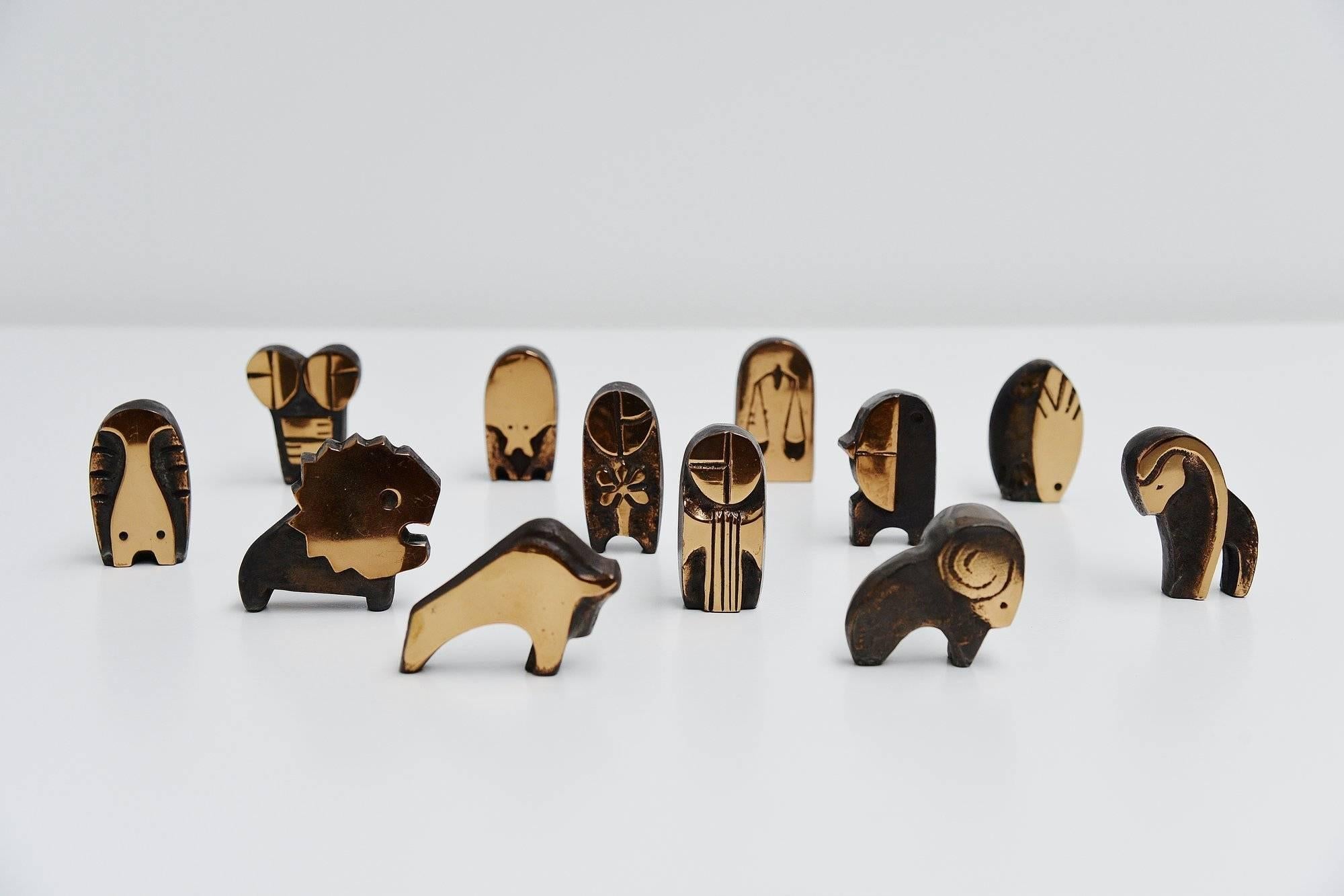 Fantastischer Satz von 12 Sternzeichen, entworfen von Willy und Boud Ceysens, Belgien, 1970. Diese Sternschilder sind aus massiver Bronze gefertigt und haben eine schwarze Patina. Alle Schilder sind mit der Unterschrift von Willy oder Boud Ceysens