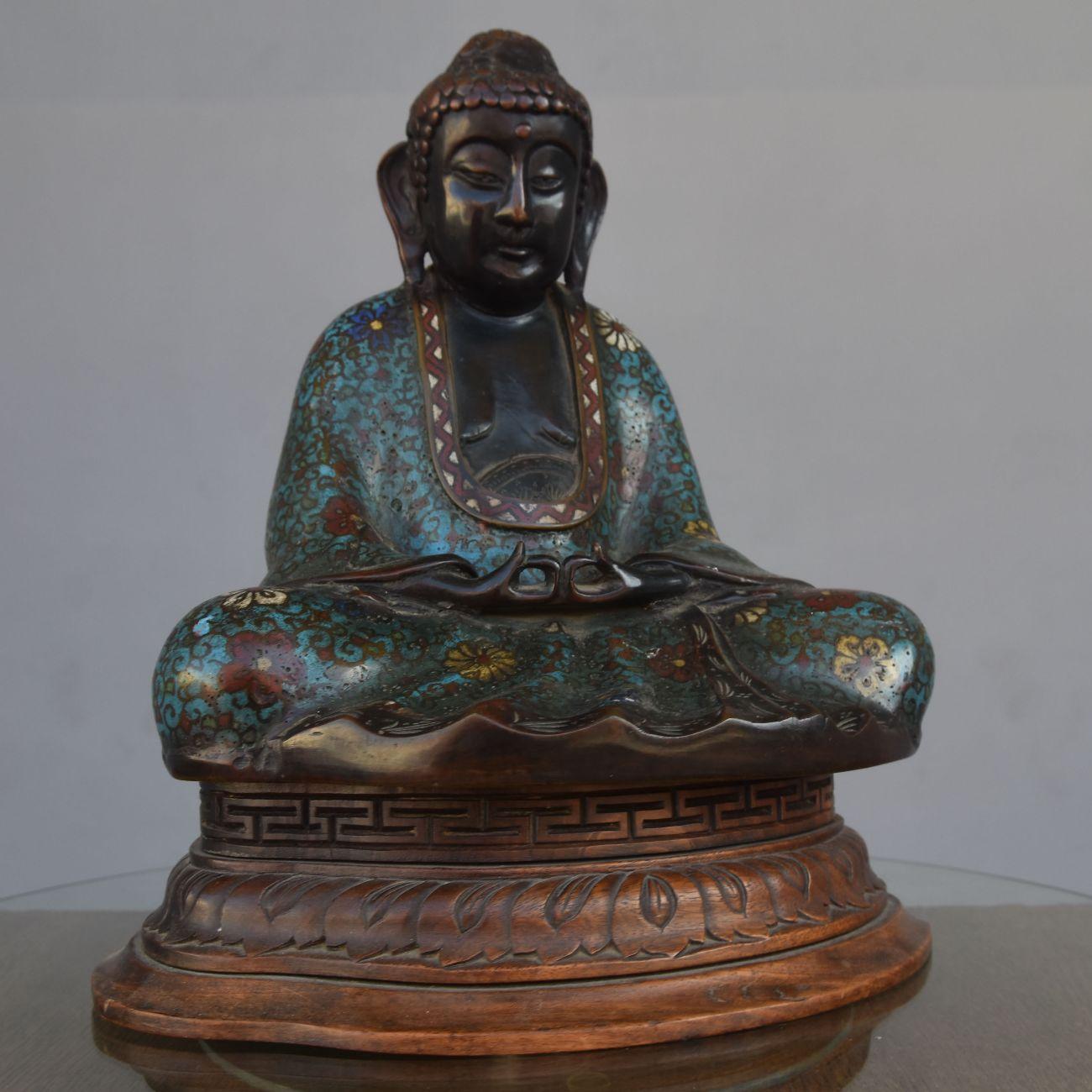 Bouddha en bronze cloisonné sur son socle en bois. Époque XIXème.