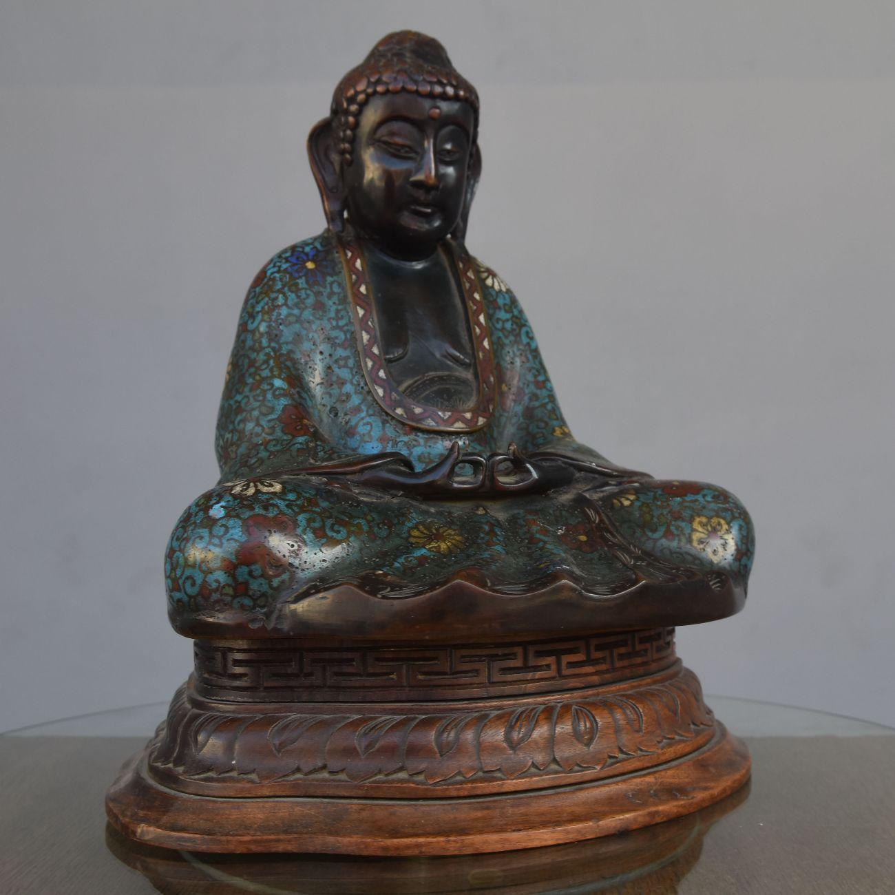 Cloisonné Bouddha en bronze cloisonné sur socle en vente