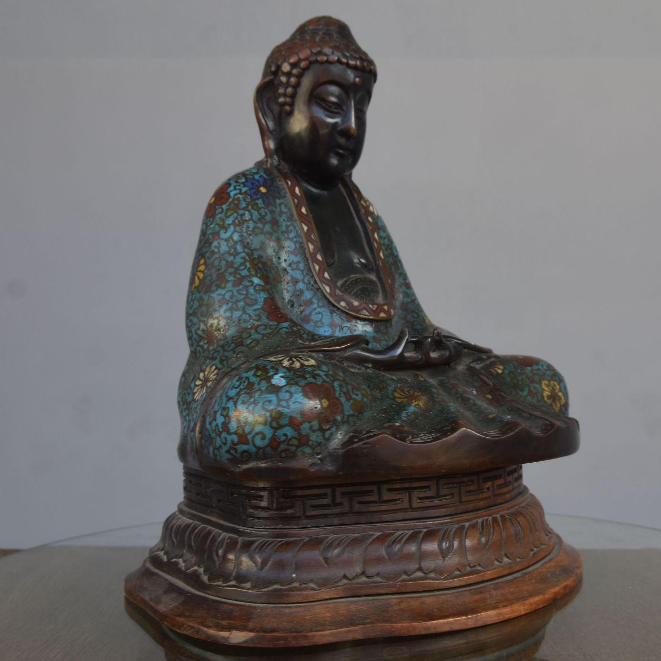 19th Century Bouddha en bronze cloisonné sur socle For Sale