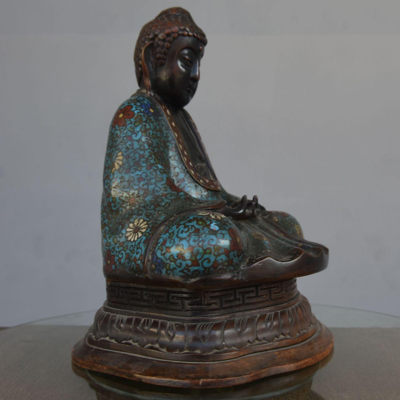 Bronze Bouddha en bronze cloisonné sur socle For Sale