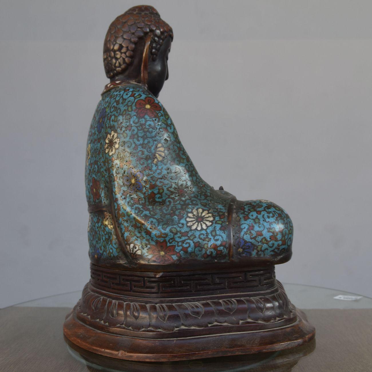Bouddha en bronze cloisonné sur socle For Sale 1