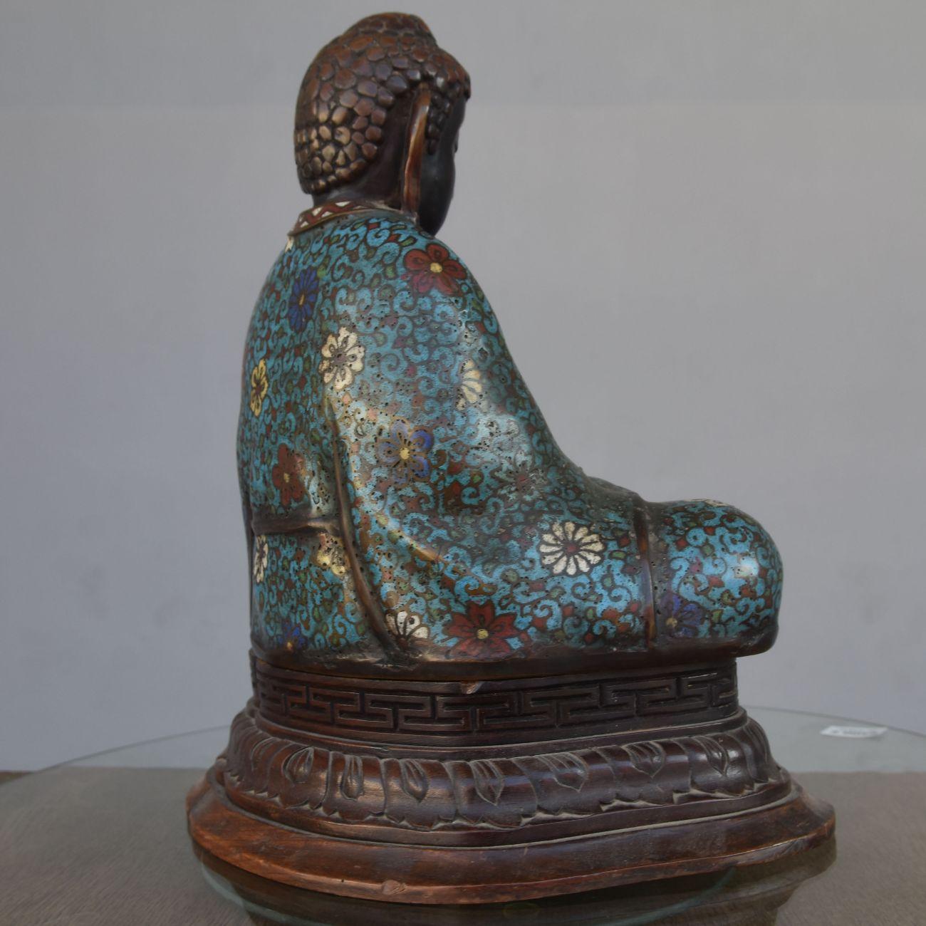 Bouddha en bronze cloisonné sur socle For Sale 2