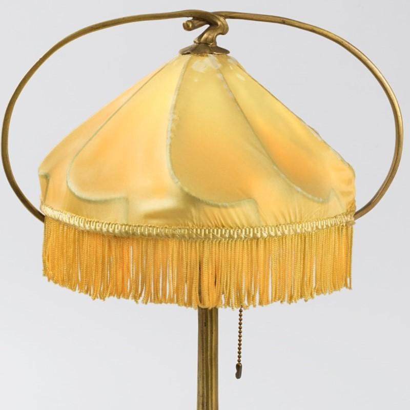 La base en bronze doré de cette lampe de boudoir Art nouveau française, par Edouard Colonna, présente un charmant et voluptueux motif végétal qui imite l'apparence d'un arrangement minutieux de feuilles tournantes. L'abat-jour en soie d'origine or