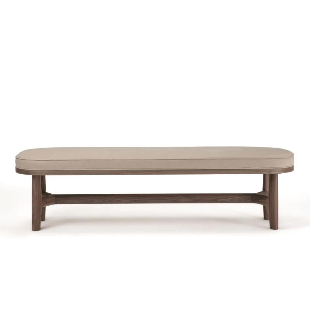 Bench Boudoir Walnut with solid walnut wood base and with
set upholstered and covered with genuine leather in Corda 
finish. Also available with other leather color or fabrics, on request.
