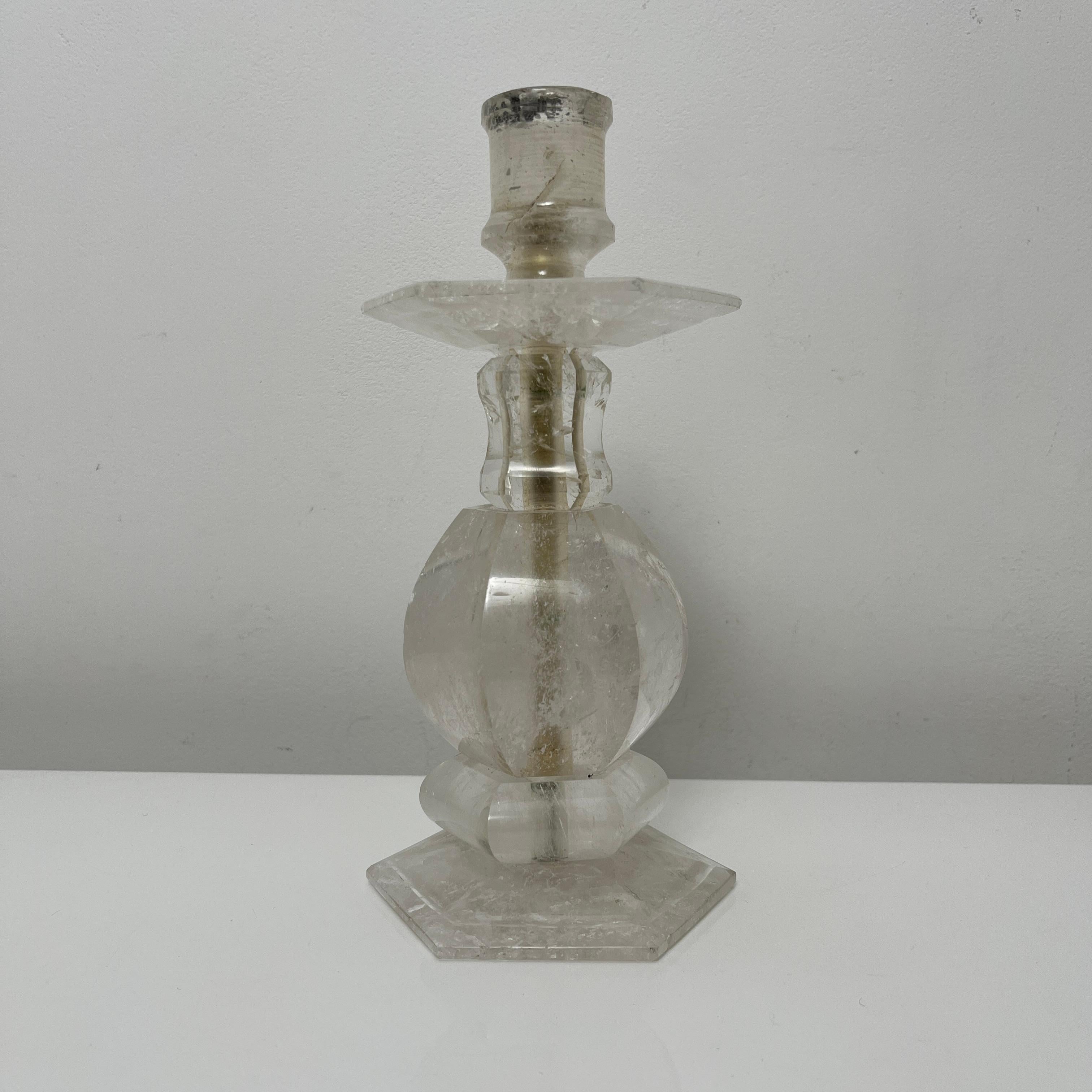 Description : 
Superbe bougeoir composé d'éléments de cristal de roche assemblés autour d'un fut en laiton doré. 

Dimensions : 
Hauteur :  21,5 cms
Largeur  : 9 cms
Profondeur : 10 cms 

Etat : 
Tres Bon Etat d’usage. Les défauts visibles sont dus