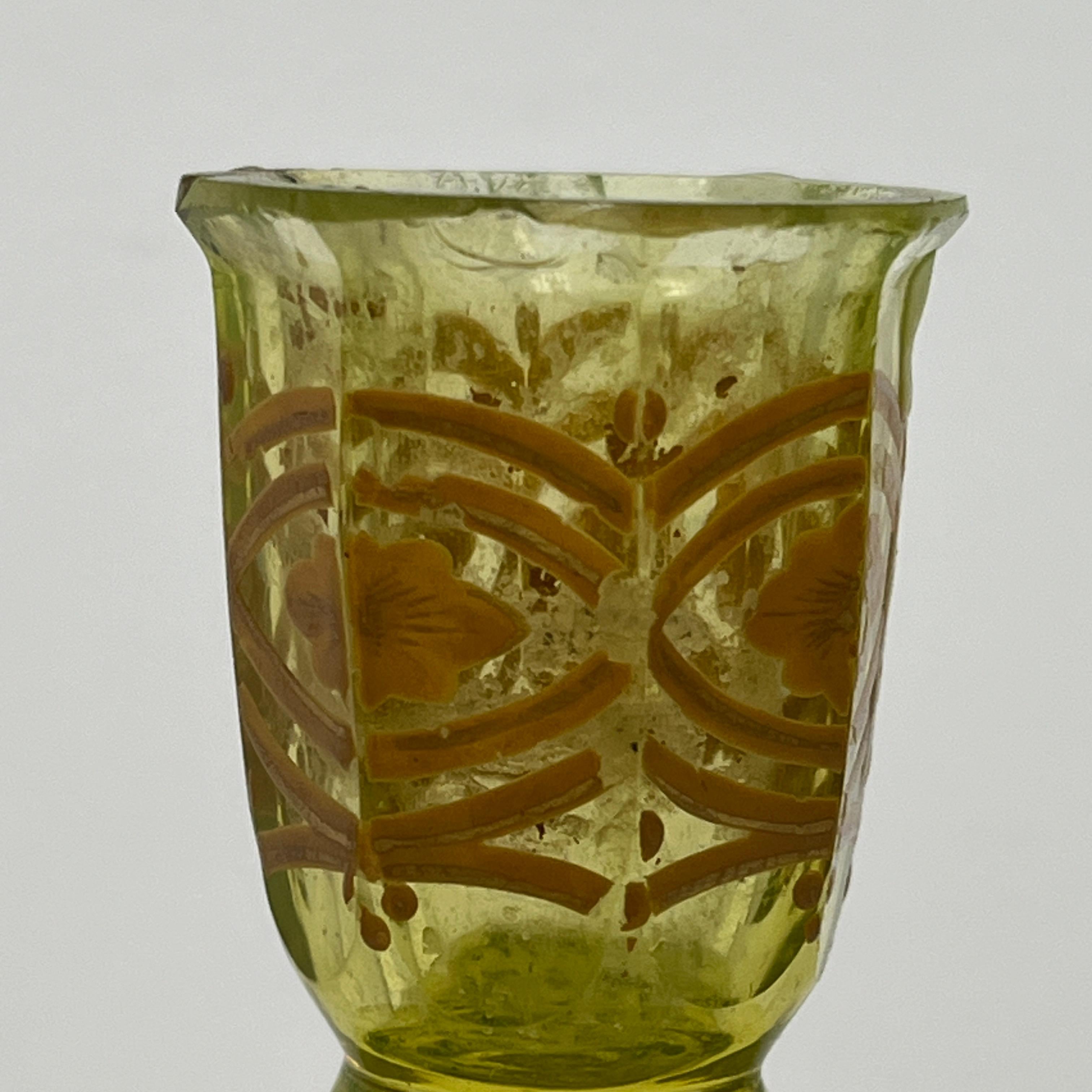 Bougeoir en ouraline verre taillé emaillé Boheme 19th uranium glass For Sale 4