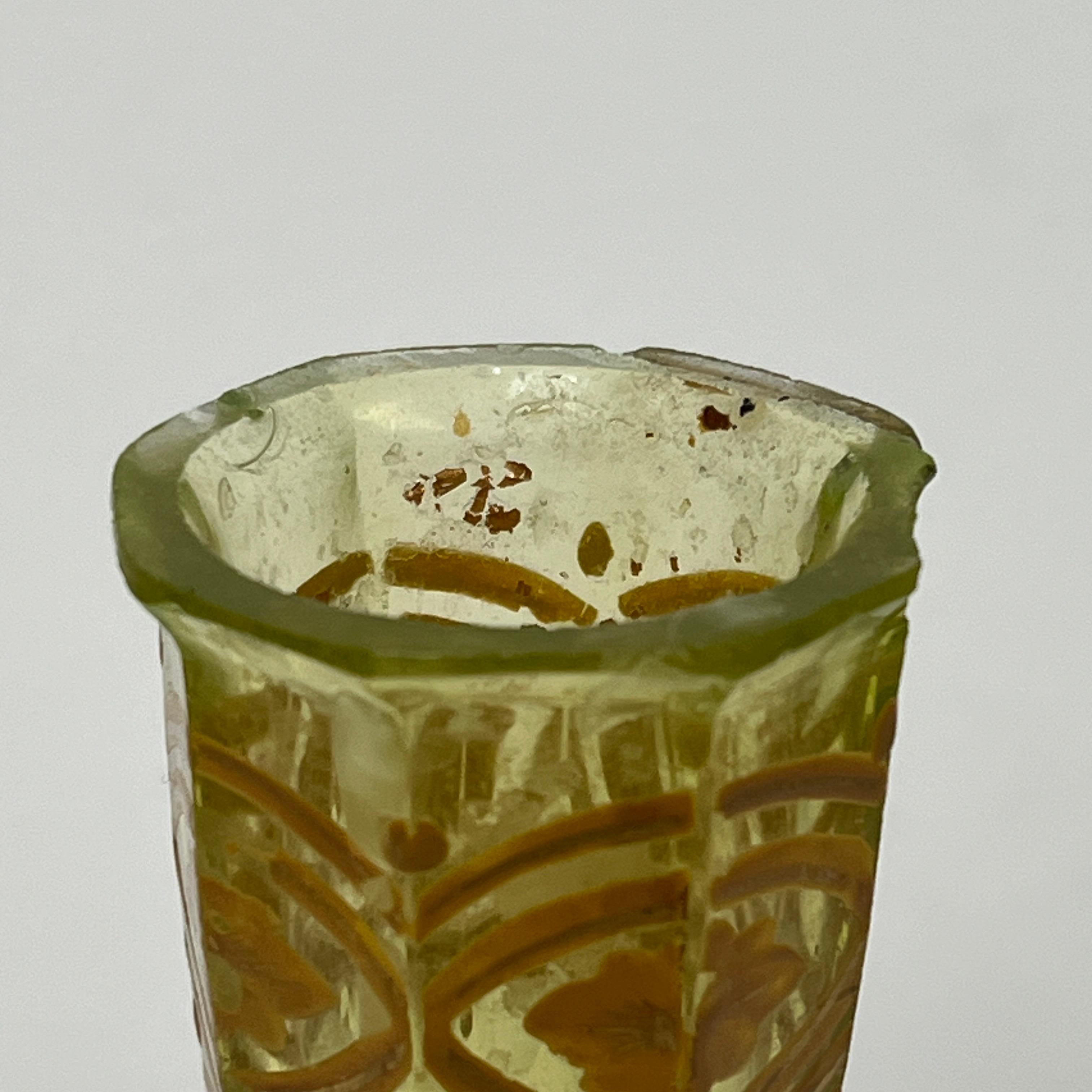 Bougeoir en ouraline verre taillé emaillé Boheme 19th uranium glass For Sale 6