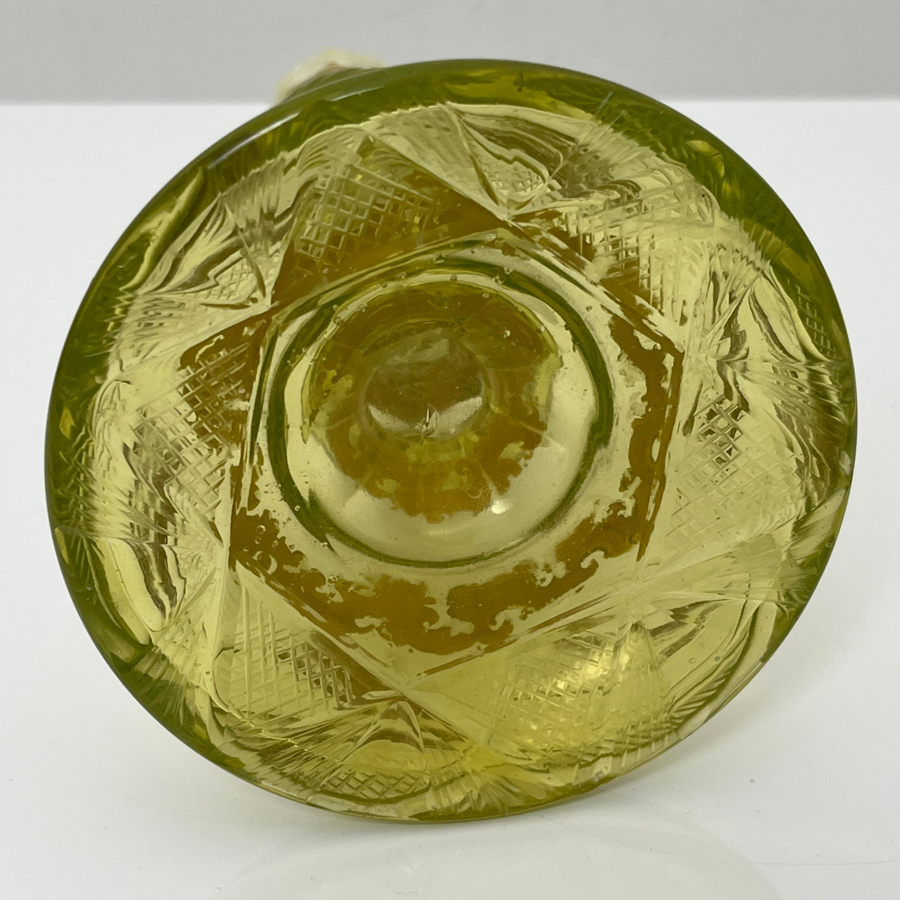 Bougeoir en ouraline verre taillé emaillé Boheme 19th uranium glass For Sale 7